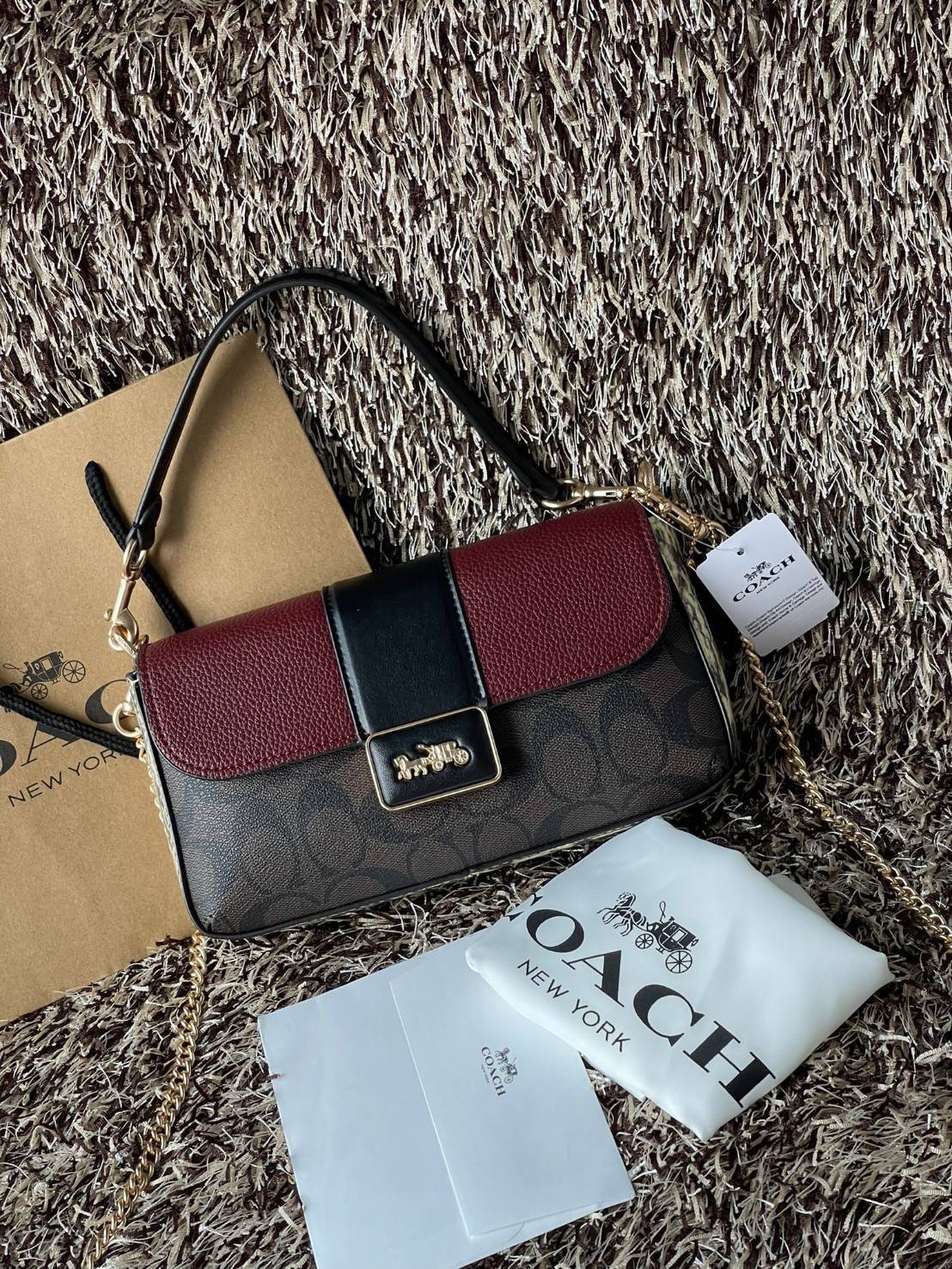 Coach grace series carriage logo handbag slingbag shoulderbag F2232 กระเป๋ามาพร้อมดีไซน์ที่ดูหรูหรา มีเอกลักษณ์เป็นที่จดจำได้ง่าย รวมถึงมีสีสันให้เลือกหลากหลายจึงครองใจสาว ๆ ได้ไม่ยาก โดยกระเป๋าออกแบบให้มีลักษณะเป็นกระเป๋าสะพายไหล่ทรงเหลี่ยมสุดคลาสสิก ที่