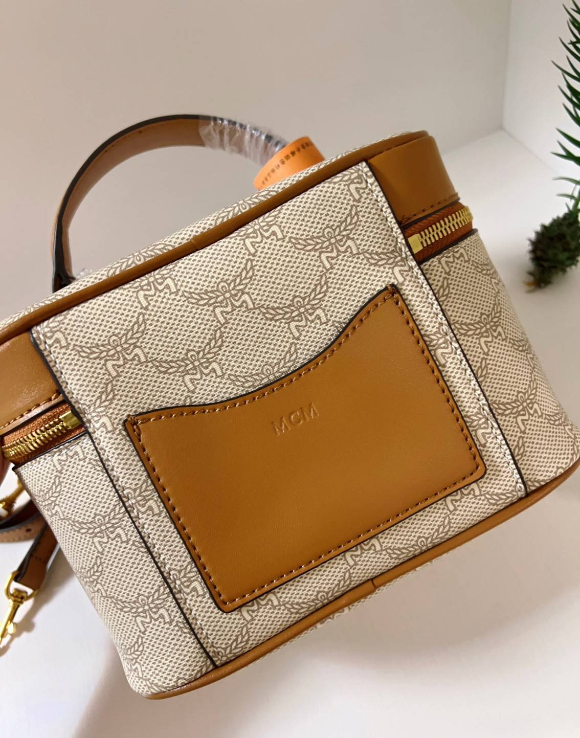 M.C.M HIMMEL VANITY CASE IN LAURETOS กระเป๋าทรงกล่อง มีหูจับด้านบน หนังสวยนุ่มมือ สวยงาม อะไหล่ทอง