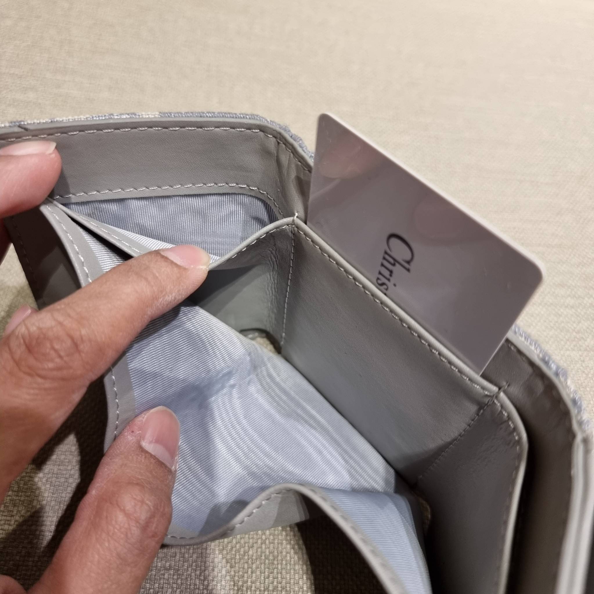 VIP 】CD MULTI WALLET WITH GWP กระเป๋าสตางค์ขนาดเหมาะมือ กะทัดรัดไม่กินพื้นที่ พรีเมี่ยมกิ๊ฟจากเคาน์เตอร์ ดีไซน์แบบพับ ใช้งานง่าย น่ารักน่าใช้จริงๆ วัสดุผ้าแคนวาสปักลาย สลับหนังแท้ภายใน ภายในมีช่องใส่บัตร ใส่ธนบัตรได้ สะดวกใช้มากๆ มาพร้อม box set ในราคาที่