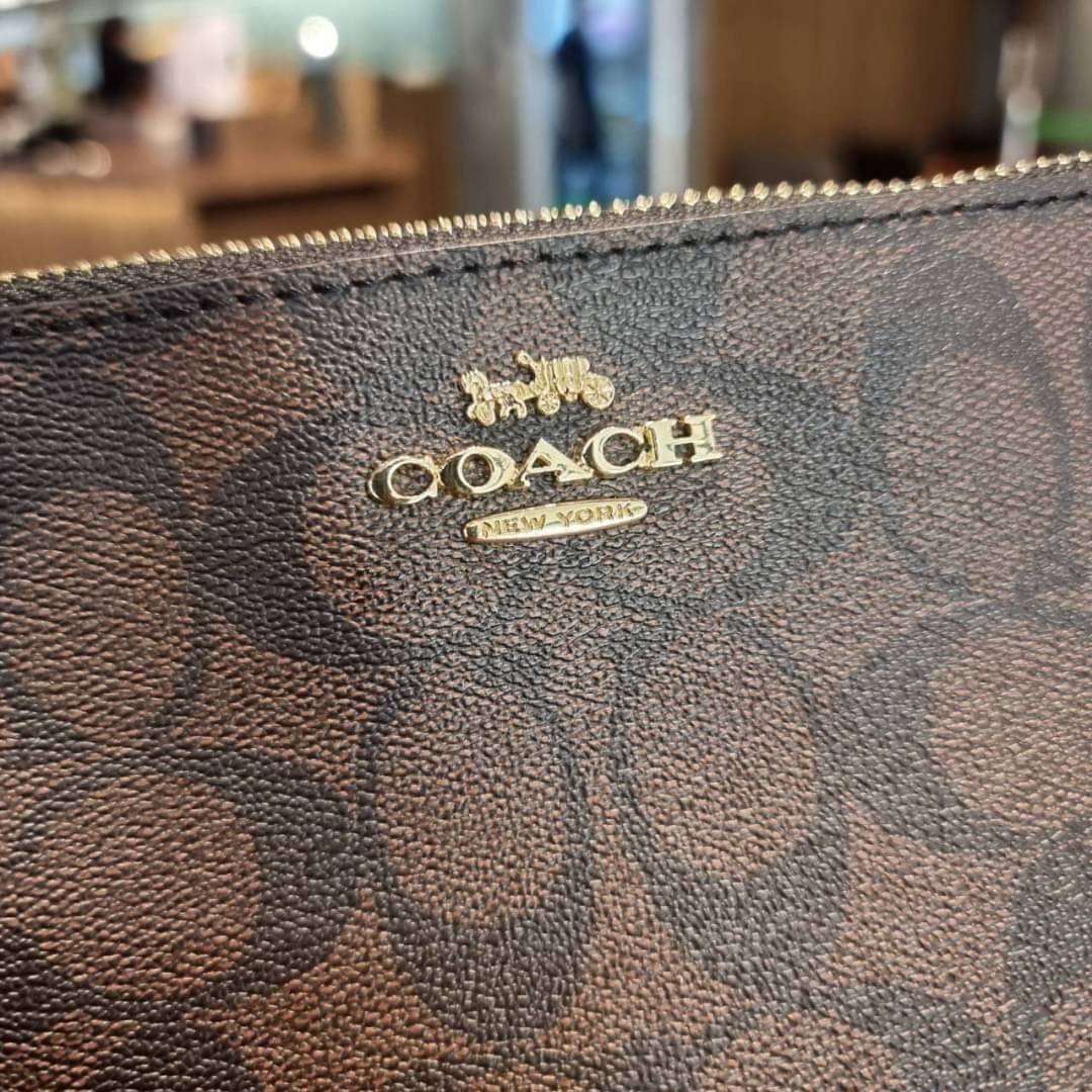 COACH F58321 TOP HANDLE POUCH อีกรุ่นฆ่าไม่ตาย!! 😎 ขายดีขายหมด ขายรวยขายปังๆ!! กระเป๋าพอชจากโค้ช ทรงใช้งานง่าย สะดวก กะทัดรัด วัสดุหนังแคนวาสเคลือบคุณภาพดี มาพร้อมสายคล้องในตัว และสายสะพาย crossbody ปรับเปลี่ยนได้ตามสไตล์ อีกหนึ่งไอเท็มที่สาวๆต้อง