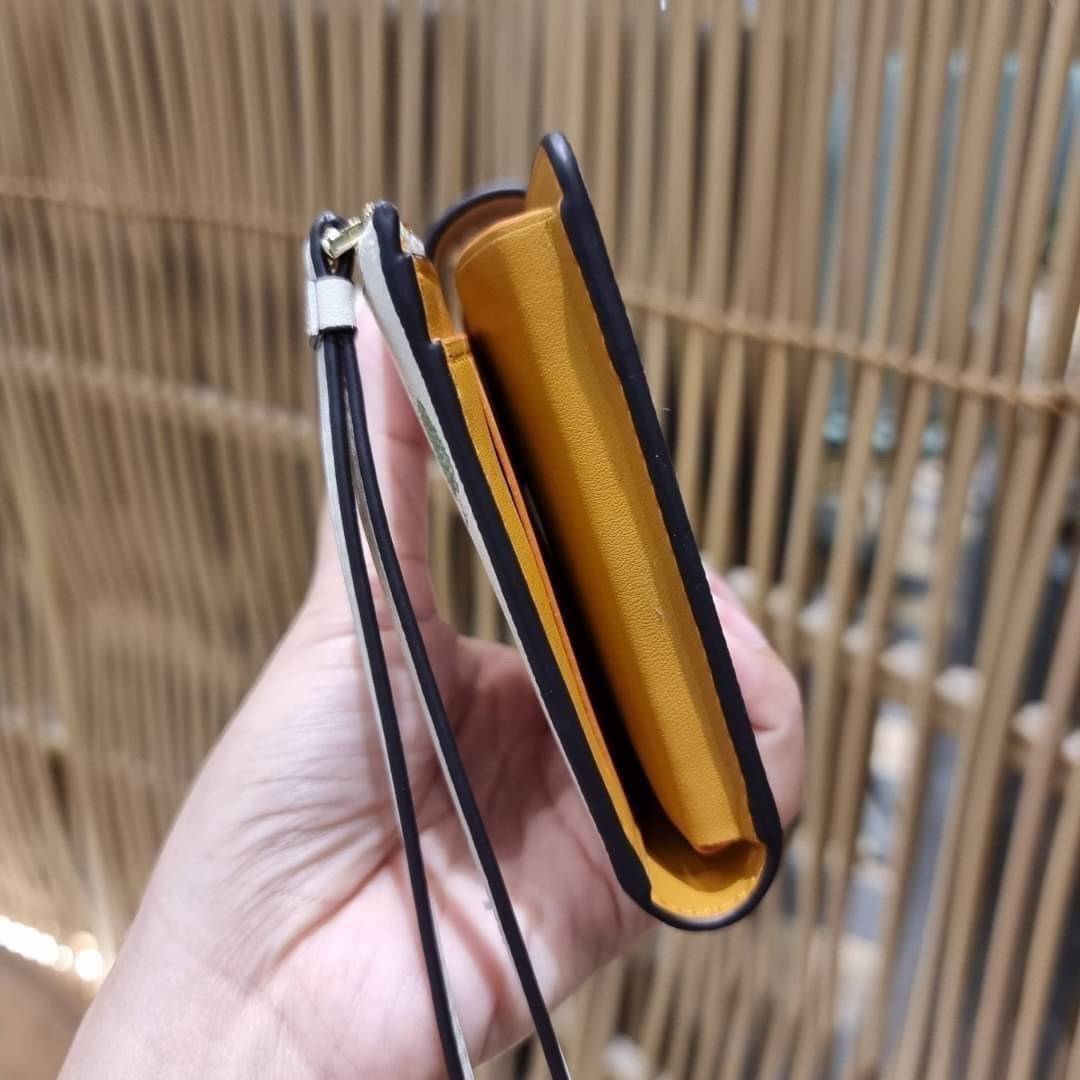 COACH C3371 TECH PHONE WALLET WITH SPACED WILDFLOWER ดีไซน์ใหม่ คอลเลคชั่นสวยหรู กระเป๋าสตางค์พร้อมสายคล้องมือ ง่ายต่อชีวิตมากจ้า!! มันดีอะไรเบอร์นี้ ใส่ได้ทั้งบัตร และโทรศัพท์ก็ใส่ได้ทุกรุ่น แถมยังมีช่องซิปแยกไปอีก ช่องเยอะไม่ต้องห่วงจริงๆ วัสดุหนังแคนวา