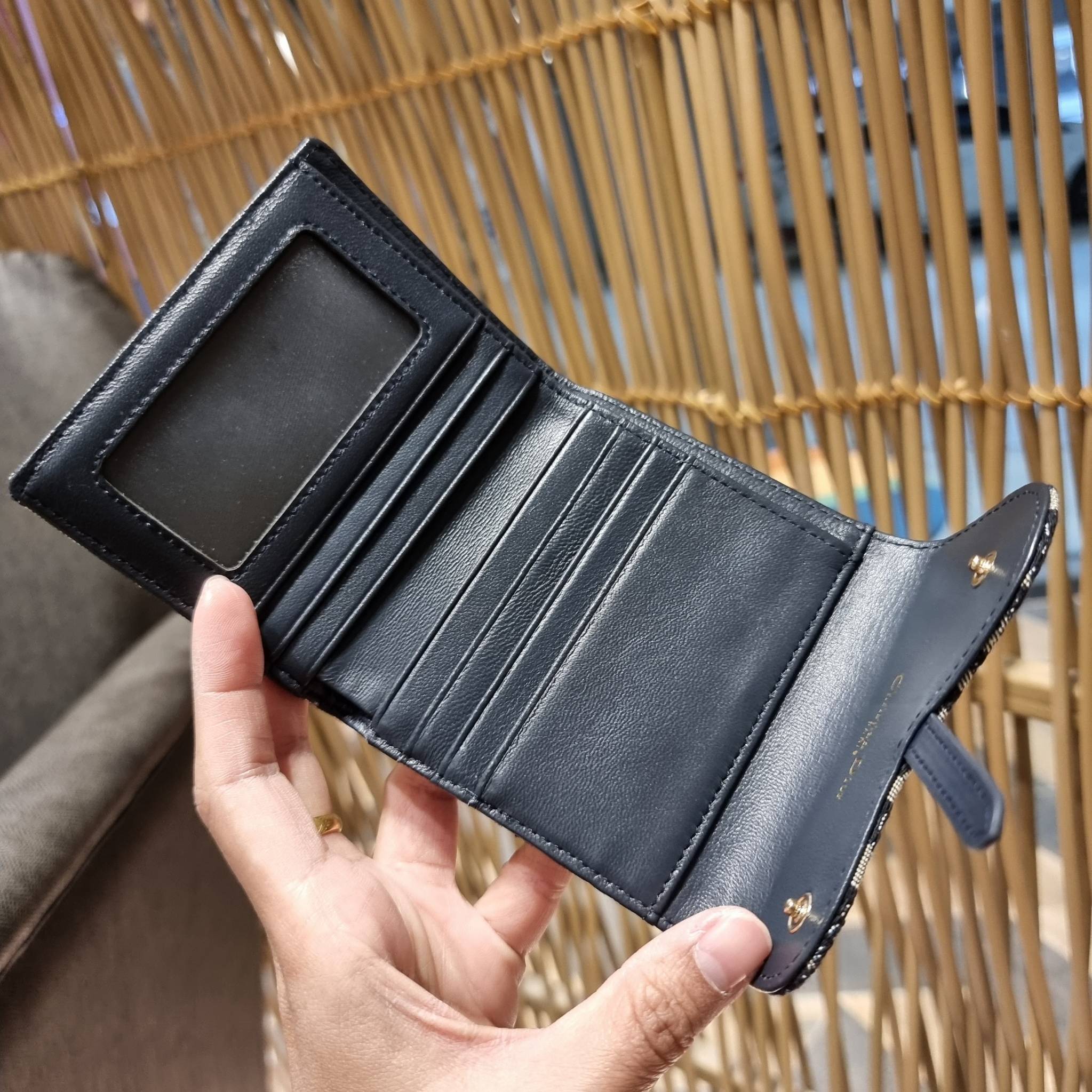 VIP 】CD MULTI WALLET WITH GWP กระเป๋าสตางค์ขนาดเหมาะมือ กะทัดรัดไม่กินพื้นที่ พรีเมี่ยมกิ๊ฟจากเคาน์เตอร์ ดีไซน์แบบพับ ใช้งานง่าย สวยน่ารักน่าใช้ตรงโลโก้ห้อย วัสดุผ้าแคนวาสปักลาย สลับหนังแท้ภายใน ภายในมีช่องใส่บัตร ใส่ธนบัตรได้ สะดวกใช้มากๆ มาพร้อม box set