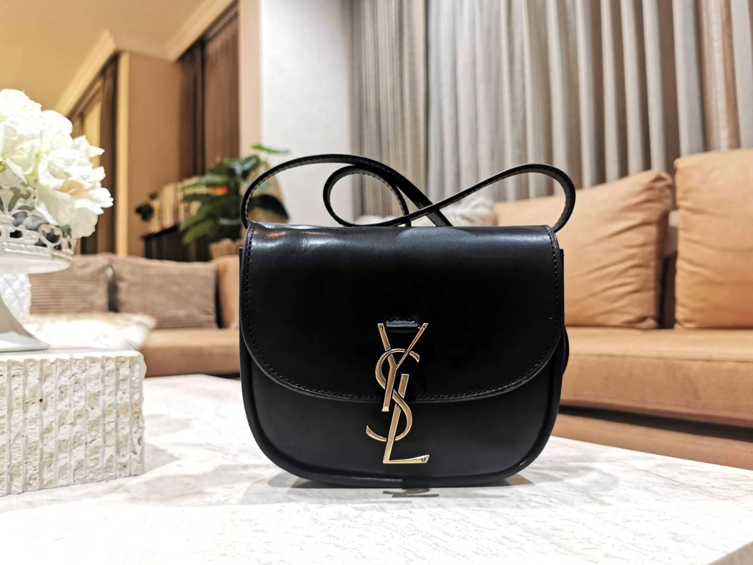 VIP 🥂 สีใหม่พร้อมส่ง! Saint Laurent Kaia Small YSL Plaque Leather Cross Body Bag / YVES SAINT LAURENT YSL BAG VIP วัสดุ Calfskin หนังเรียบอยู่ทรงเปิดปิดด้วยฝาปิดโลโก้แบรนด์อะไหล่ทอง ภายในโล่งมีโลโก้และช่องย่อยสามารถใส่มือถือของใช้จุกจิกได้เยอะ สาย