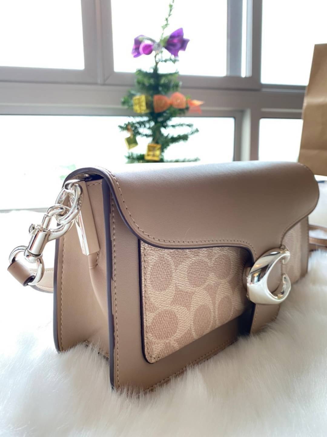 ของแท้ 💯% COACH Coach tabby convenience shoulder bag crossbody Product Details Polished pebble leather Inside zip BEIGE
