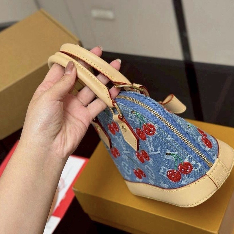 LV x TM Alma BB Monogram cherry denim 20cm กระเป๋าสะพายทรงโดม อัพลุคไฮน์ ขนาดกำลังดี หูจับในตัวใช้งานได้สะดวก โดดเด่นมีชีวิตชีวา ด้วยเดนิมวินเทจปักลายเชอร์รี่สีสันสดใสสะดุดตาสะท้อนสไตล์ไอคอนิก