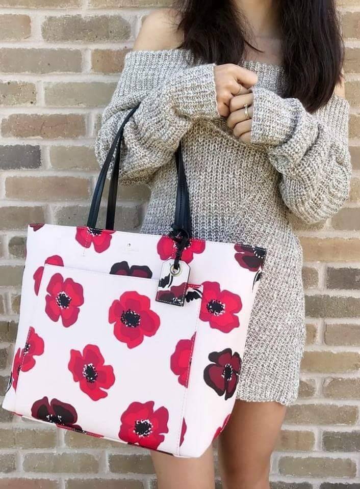 SPADE New York Hyde Lane Poppies Riley Rose Tote Bag กระเป๋าสะพายทรง Tote Bag หนังสวยอยู่ทรงคอลเลคชั่นดอก Poppies ห้อย TAG ที่หูกระเป๋าด้านหน้าประดับโลโก้ มีช่องหน้าใส่ของได้ ภายในมีช่องซิปและช่องใส่มือถือ กว้างและจุ ตัวจริงสวยน่าใช้ สาวๆ ห้ามพลาดค่ะ!