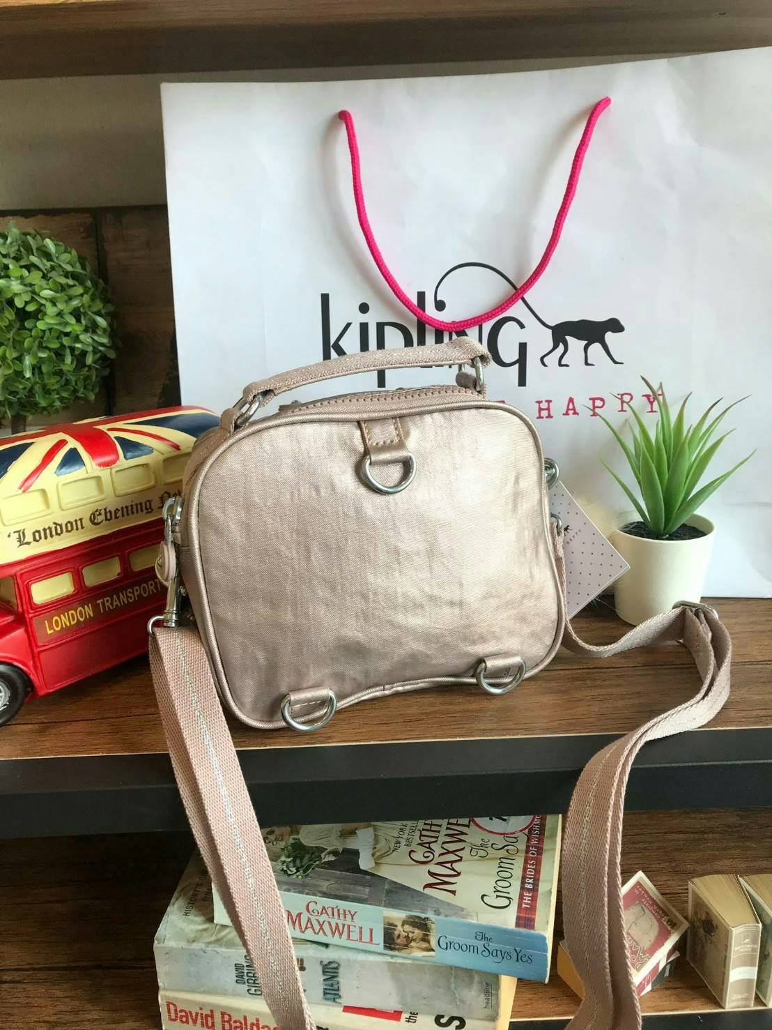💕 Kipling Messenger Bag กระเป๋าสะพายทรงเหลี่ยมรุ่นใหม่!!ขนาดมินิ สามารถสะพายสายคู่ สายเดี่ยวและเป้ มีหลายช่องใช้งาน ด้านหน้าเป็นช่องเล็กใส่ของจุกจิก ซิปคู่ด้านหน้าภายในมีช่องเล็กแยกเป็นสัดส่วน ซิปเดี่ยวด้านหลังกว้างเพิ่มช่องใส่ของได้อีก1ช่อง ขนาดก