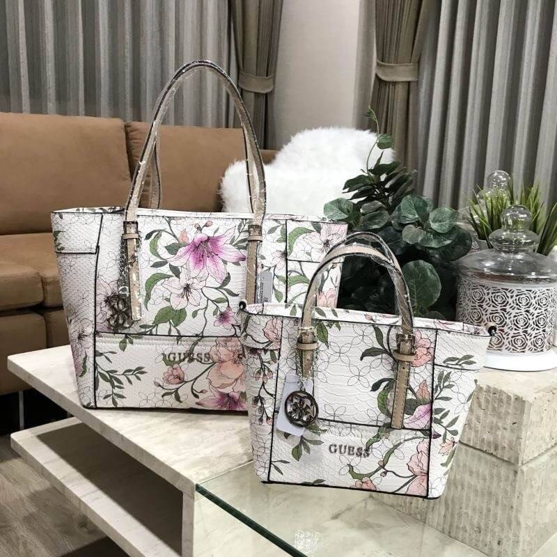 GUESS PRINTED FLOWERS SHOPPER BAG (SIZE L) กระเป๋าสะพายทรง TOTE หนังสวยอยู่ทรง ลายดอกไม้ ใบใหญ่กำลังดี น้ำหนักเบา ด้านหน้าประดับโลโก้แบรนด์ อะไหล่เงินพร้อม พวงกุญแจแบรนด์ห้อยที่หูหิ้วถอด เเยกใช้ได้ หูหิ้วเลื่อนปรับระดับได้ เปิดปิดด้วยซิป ภายในกว้างจุได้เย
