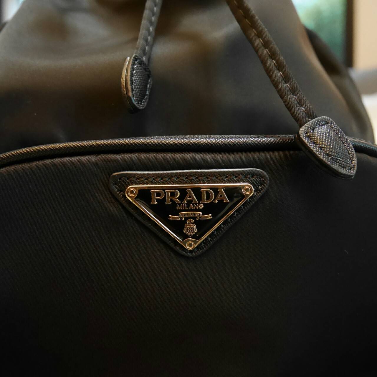 ใครๆก็หลงรัก **ทรงขนมจีบ 🐰 งานพรีเมี่ยมกิ้ฟ จากเคาเตอร์ต่างประเทศ จากแบรนด์ PRADA ค่า เป็นกระเป๋าผ้า nylon silk เนื้อหนาซับในอย่างดี จุดเด่นคือ กระเป๋าสามารถ จุของได้เยอะมาก ด้านในมีช่องซิปพร้อมช่องใส่ของอีกหนึ่งช่อง น้ำหนักเบา ถือแล้วสวยมากๆ จุขอ