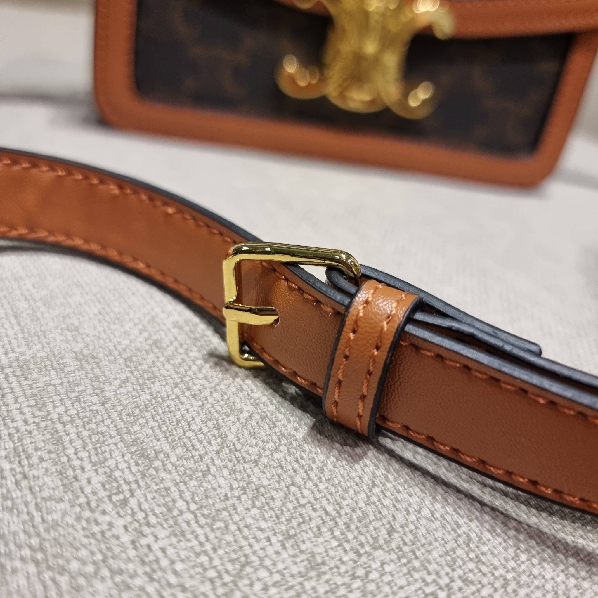 VIP 🥂 CELINE TEEN TRIOMPHE BAG IN TRIOMPHE CANVAS AND CALFSKIN ไม่มีไม่ได้เลยกับไอเท็มสุดคลาสสิค กระเป๋าสะพาย สวยอยู่ทรง ดีไซน์เป็นธรรมชาติ เนเชอรัลโทน ดูดี ดูแพง ไซส์กะทัดรัดมาใหม่ วัสดุหนังแคนวาสสลับหนังแท้ เปิด-ปิดด้วยตัวกดล็อค ใช้งานสะดวก ภายใ