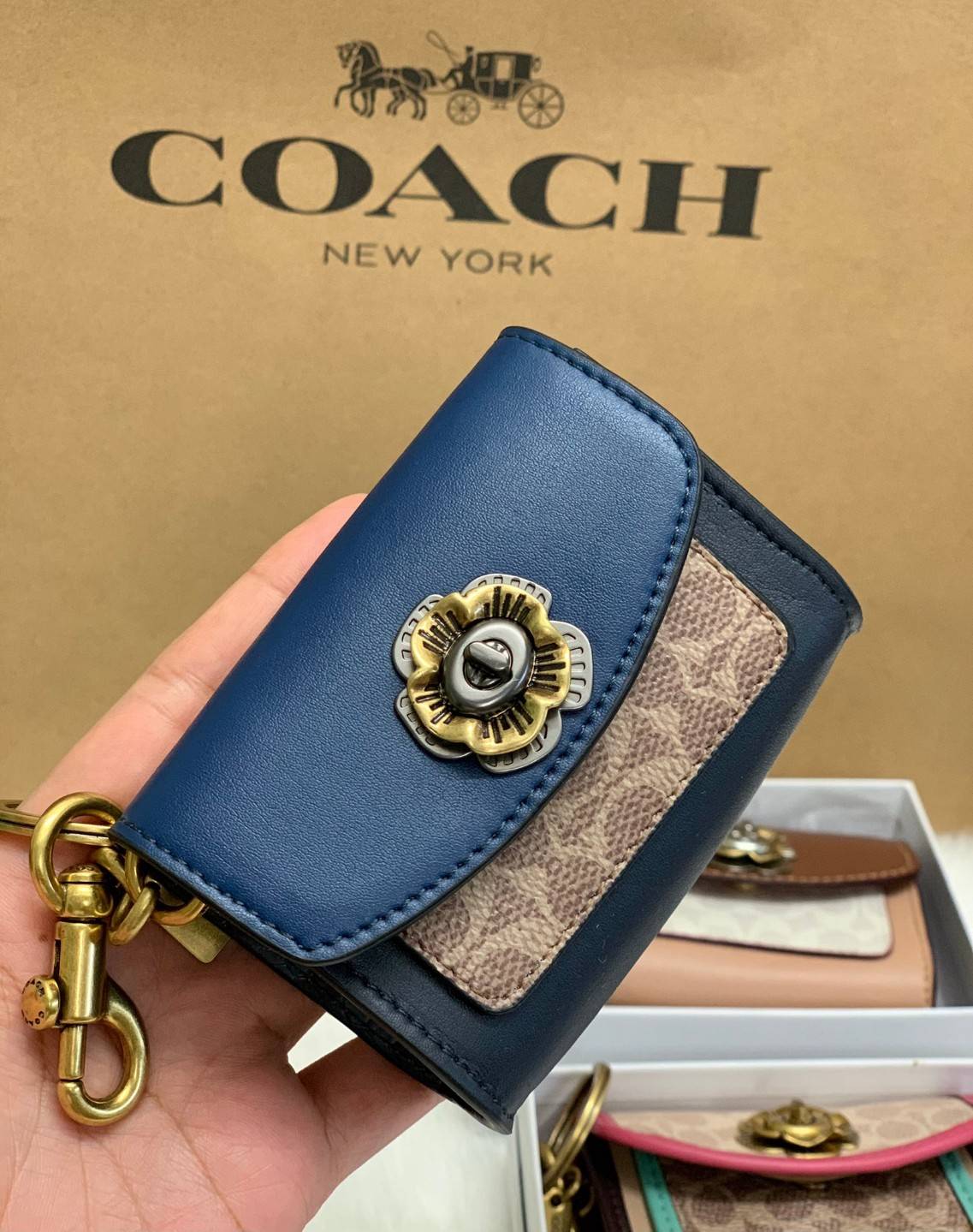 พวงกุญแจสวยๆ ไว้คล้องกระเป๋าใบสวยยกันค๊าา😘 COACH PARKER CHARM COLORBLOCK SIGNATURE ✔️พวงกุญแจจากแบรนด์ Coach สินค้าจำนวนจำกัดนะคะ❗️ ✔️สามารถใช้เป็นพวงกุญแจ//หรือใส่เหรียญด้านในกระเป๋าได้ค่ะ//เปิดปิดแบบกระดุมนะคะ