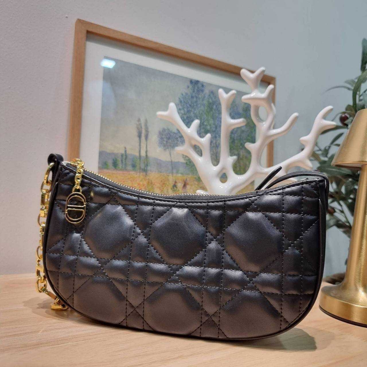 Dior Black Supple Macrocannage / CD LOUNGE BAG กระเป๋าสะพายทรงพอช สวยหรู ดีไซน์เรียบ แต่ดูแพง