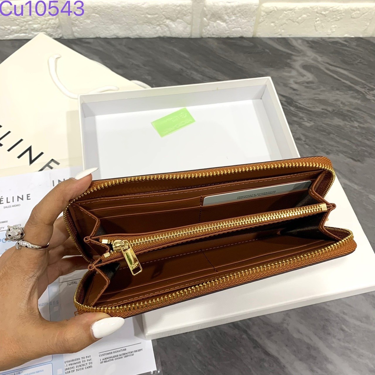 CELINE SHORT WALLET / CELINE LONG WALLET กระเป๋าสตางค์ซีลีน แบบสั้นและยาว พร้อมส่ง!! สวยหรูอยู่ทรงมีโลโก้ด้านหน้าภายในมีช่องแบ่งหลายช่อง มีช่องใส่บัตรหลายช่อง ไอเท็มแนะนำในราคาสุดคุ้ม นาทีนี้ห้ามพลาดค่ะ!