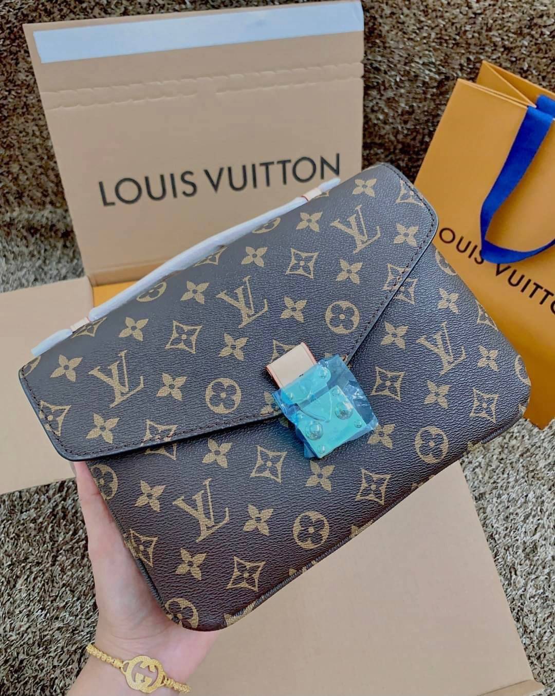 LV Pochette Métis ไอเท็มนำแฟชั่นที่น่าดึงดูดใจอย่างยิ่ง กระเป๋าที่มีรูปลักษณ์ทรงกะทัดรัดและใช้งานได้สะดวก หนังแท้แคนวาสอย่างดีเลยค่ะ ลาย Monogramอัญเป็นเอกลักษณ์ของแบรนด์ เปิด-ปิดแบบกดล็อคอะไหล่สีทองสวยงาม ภายในมี3ช่องกว้างสามารถใช้งานได้หลากหลายและจุของไ