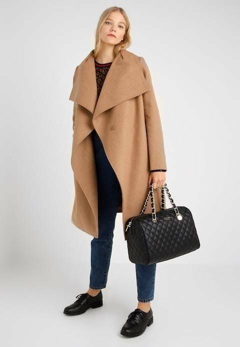 GUESS WOMEN’S BOWLING BAG กระเป๋าสะพายทรง Bowling รุ่นใหม่ล่าสุดจาก GUESS FACTORY หนังนิ่มลายตารางสวยอยู่ทรงใบใหญ่กำลังดี ด้านหน้าประดับโลโก้หูหิ้วโซ่ร้อยหนังสะพายไหล่ได้เเข็งแรงรับน้ำหนักได้เยอะ เปิดปิดด้วยซิปสะดวกใช้ มีหมุดรองฐานกันรอย ภายในมีช่องซิปและ