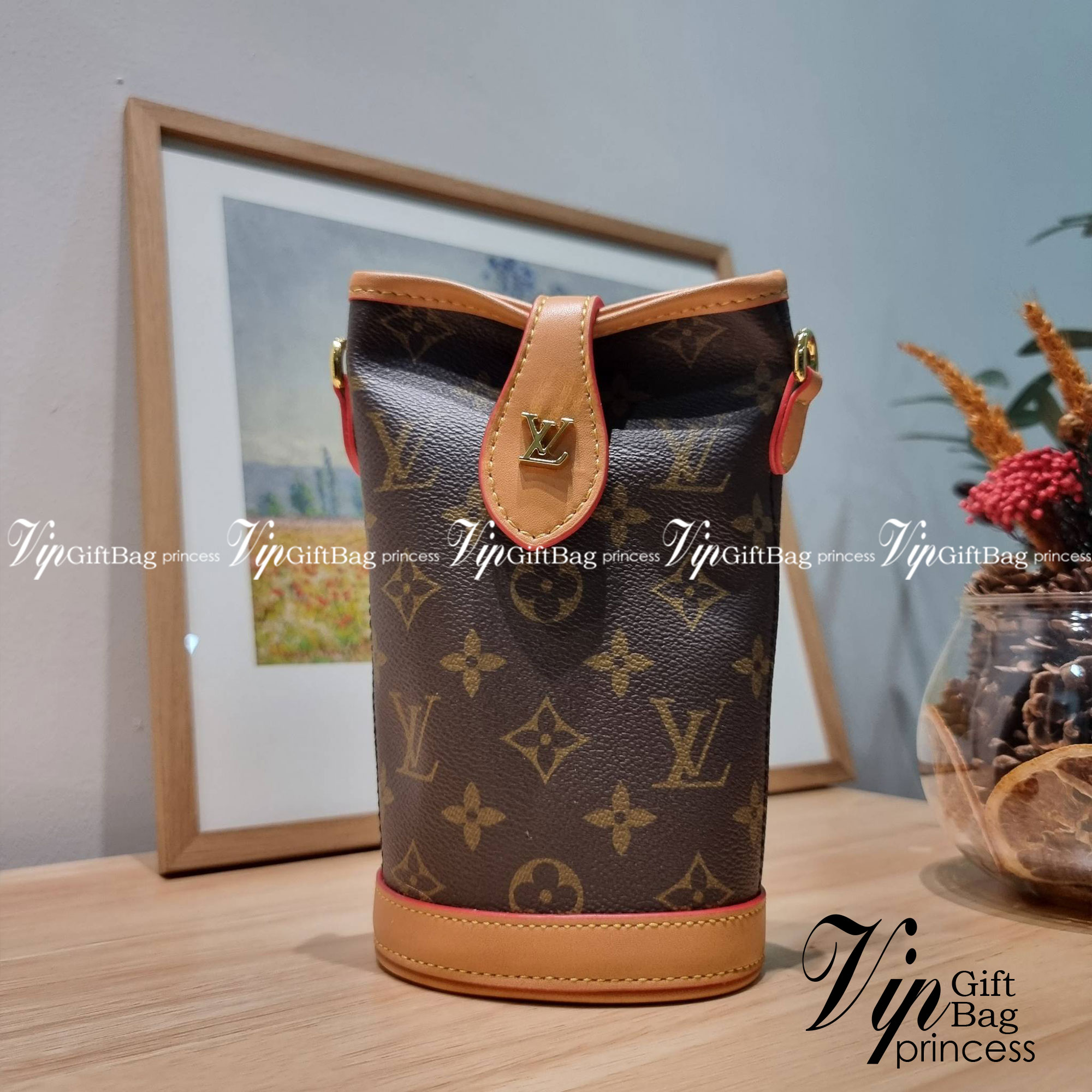 LV FOLD POUCH กระเป๋าสะพายไซส์มินิ น่ารักน่าใช้ มีความกะทัดรัด ไม่เกะกะ แต่สามารถใส่ของจำเป็นได้ ใส่โทรศัพท์ กระเป๋าสตางค์ใบเล็กได้ รูปทรงสวย วัสดุหนังแคนวาส ปากกระเป๋ามีกระดุมแม่เหล็กคาด ใช้งานได้สะดวกยิ่งขึ้น ภายในเป็นช่องโล่ง มาพร้อมสายครอสถอดออกได้ ปร