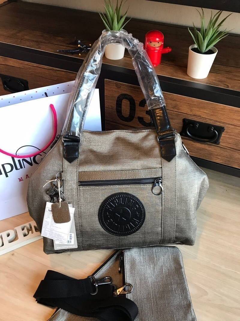 KIPLING ART ORGANISED Metallic Tote Bag with Laptop Compartment กับอีกหนึ่งคอลเลคชั่นของ GO MONDAY collection วัสดุ synthetic (structured, coated) กระเป๋าถือหรือสะพายที่ภายในมีช่องแยกเป็นสัดส่วน ตรงกลางมีช่องใส่ Laptop มีเบาะหุ้มหนาโดยเฉพาะ มีช่องใส่ขวดน้