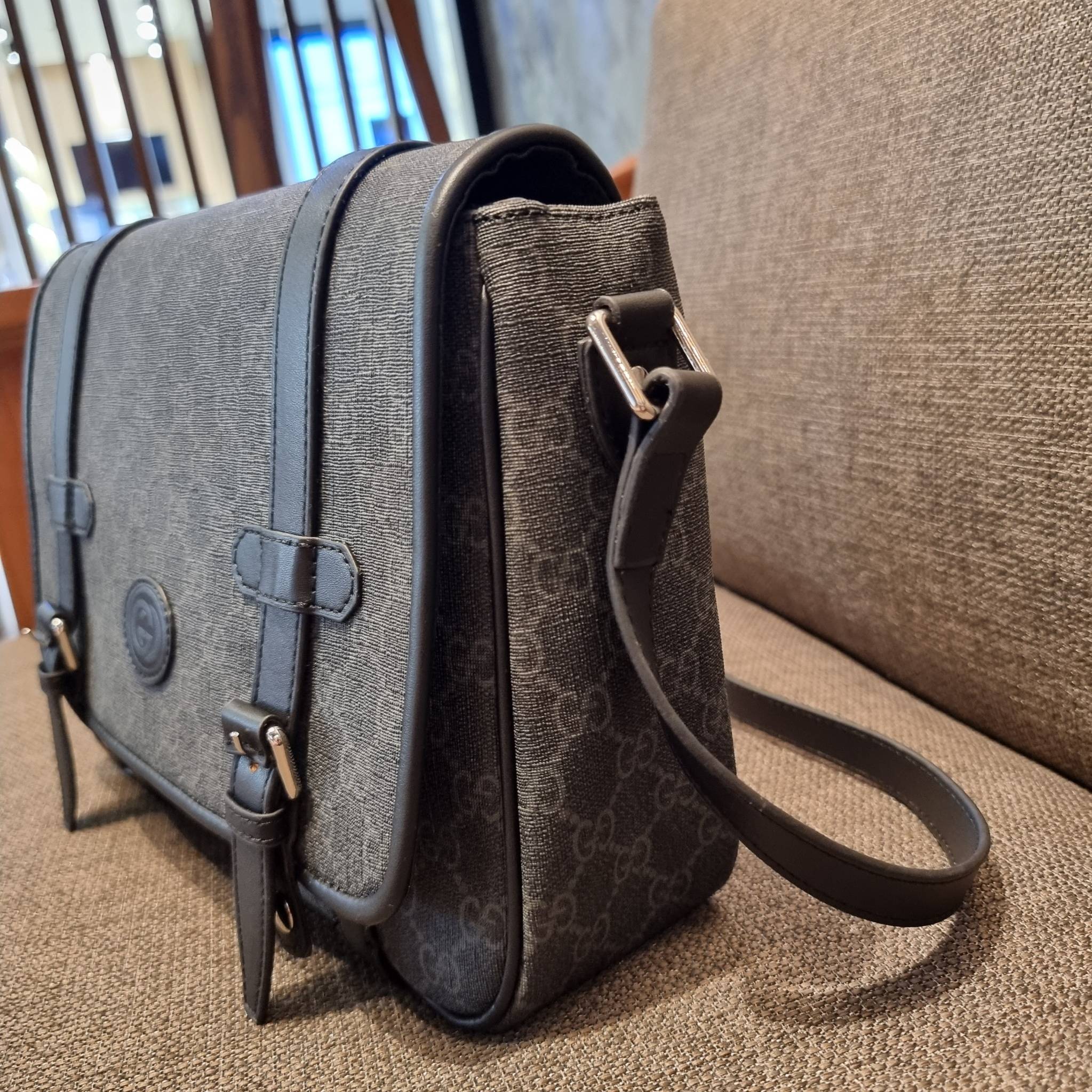 Gucci GG Supreme messenger bag GC MESSENGER VINTAGE BAG กระเป๋าสะพายข้างทรงแมสเซนเจอร์ ย้อนยุค ลุคผู้ดีแบบลูกคุณ ดีไซน์ unisex ใช้ได้ทั้งชายและหญิง พรีเมี่ยมกิ๊ฟวีไอพี วัสดุหนังแคนวาส ใช้งานง่ายด้วยฝาเปิดกระดุมแม่เหล็ก ด้านหลังมีช่องเก็บของจุกจิกได้ ภายใน