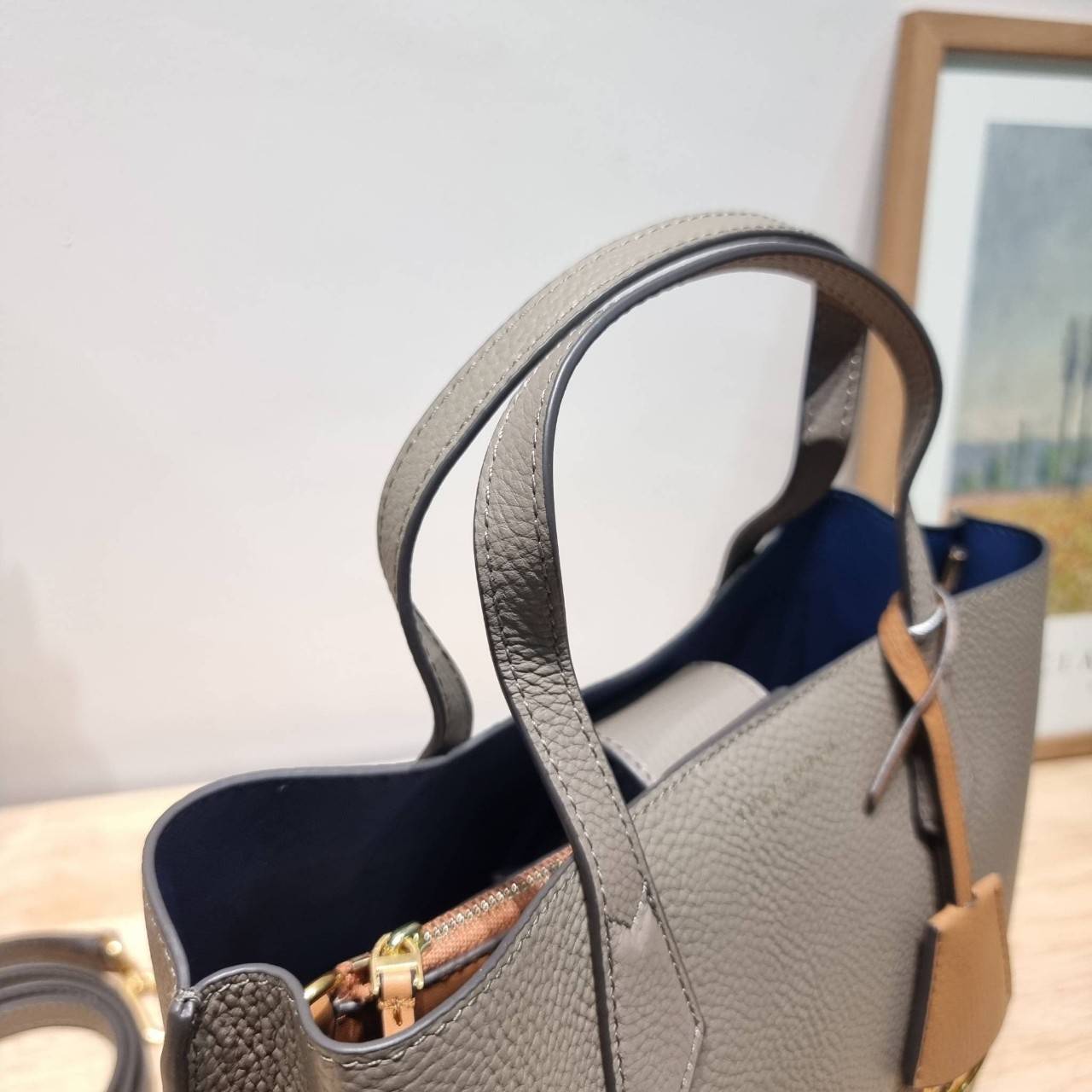 TORY BURCH PERRY SMALL TRIPLE COMPARTMENT TOTE BAG กระเป๋าโท้ทขนาดเล็ก รุ่นขายดี ทรงสวย ดีไซน์ออกมาให้ใช้งานได้ทุกลุค ทุกโอกาส สวยคมชัดทุกสี