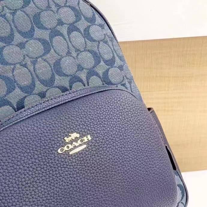 COACH COURT BACKPACK IN SIGNATURE 🌈 สวยกันก่อนใคร วางน้องไม่ลงเลยจริงๆค่าา 😍 พร้อมส่ง! อีกหนึ่งกับกระเป๋าสะพายหลังแบบมีหูหิ้วในตัว ใส่สัมภาระได้เยอะ ครบครันค่ะ ใบจริง น่าใช้มากๆ พกพาสะดวกได้ทุกๆวัน แถมใส่ของได้จุ ไปไหนไปกันกับใบนี้ได้เลยค่