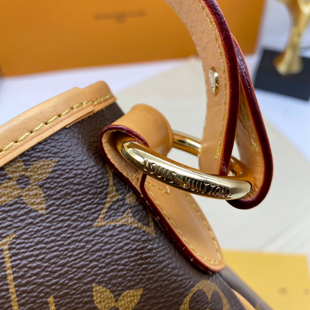 LV Monogram Delight Canvas มี 2 ขนาด กระเป๋าสะพายข้างทรงสูงใบใหญ่หนังแกะสังเคราะห์ หูหิ้วปั้มโลโก้ ด้านในมี1ช่องซิป 1ช่องใส่ของจุกจิ๊ก อะไหล่ทองหรูหรา มีสายยาว ถอดสายได้ ปรับระดับได้ จุของได้เยอะ หรูหรา สวยงาม เหมาะกับทุกโอกาศ ต้องมีติดตู้ห้ามพลาดเลยค่า