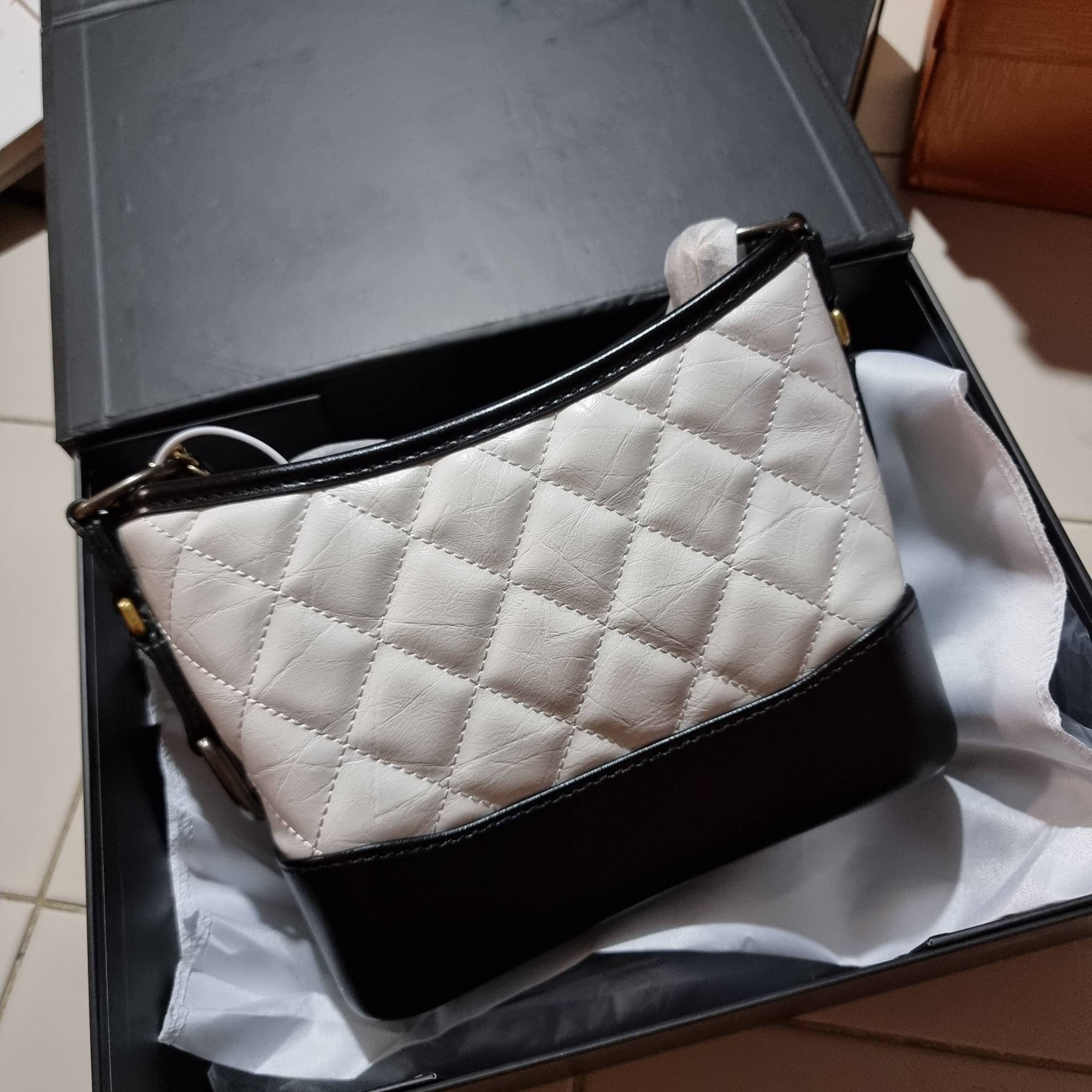 9" CHANEL SHOULDER BAG / CHANEL GABRIELLE HOBO BAG ไซส์คลาสสิค กระเป๋าสะพายข้าง/ไหล่ หนังแท้ นิ่ม หรู มาพร้อมพวงกุญแจสัญลักษณ์แบรนด์ อะไหล่พร้อมโซ่สะพายสีทองสลับสีเงินรมดำ สามารถสะพาย crossbody หรือสะพายไหล่ได้หมด สะพายแล้วขับผิวมากๆ เปิด-ปิดกระเป๋าด