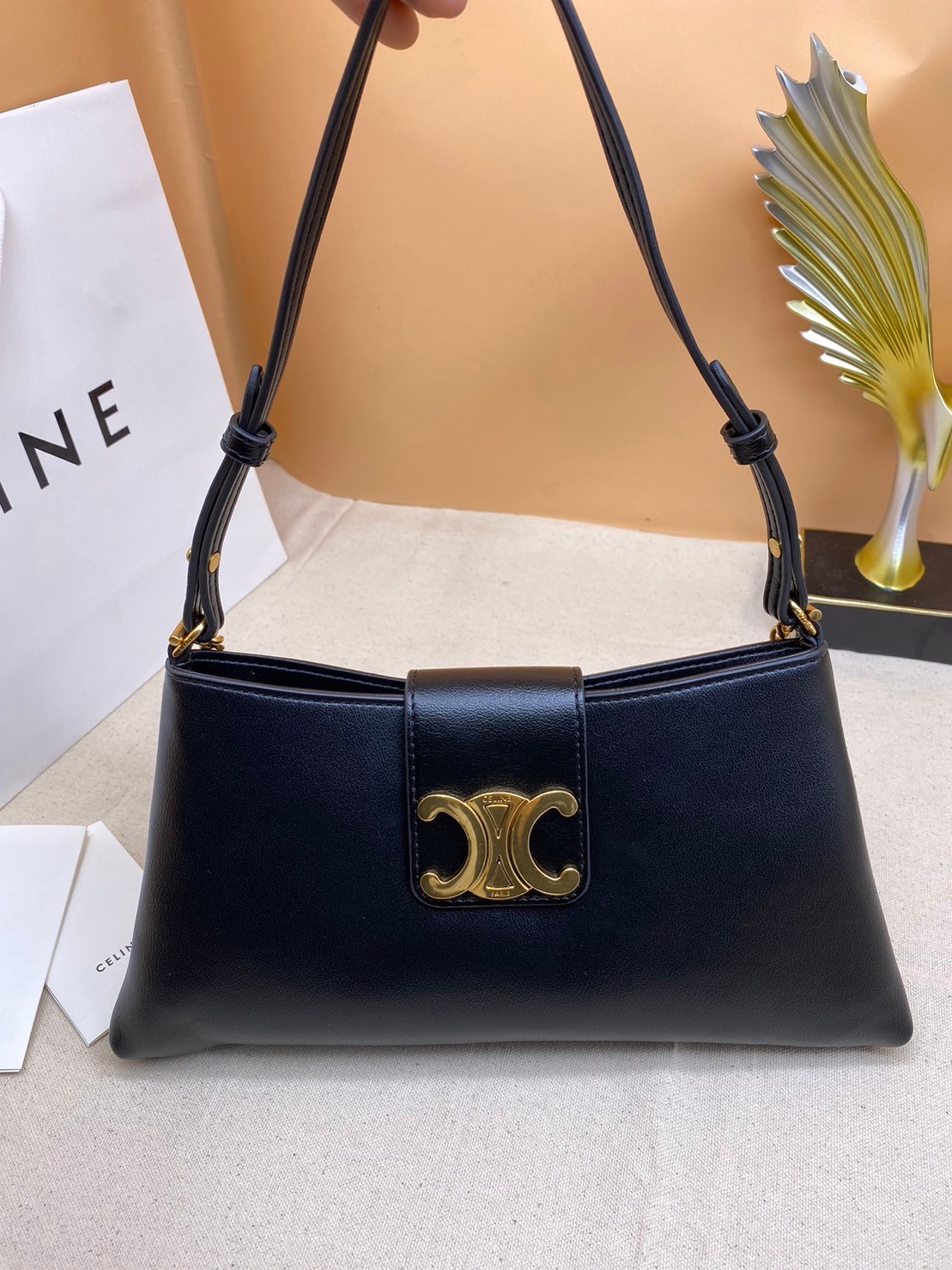 CELINE MEDIUM WILTERN BAG IN SMOOTH CALFSKIN / Celine hobo / Celine Bag พร้อมส่ง กระเป๋าถือ/สะพายโซ่อะไหล่ทองหรูหรา ทรงโฮโบ สวยผู้ดี ใช้งานง่าย โดดเด่นด้วยโลโก้สีทอง