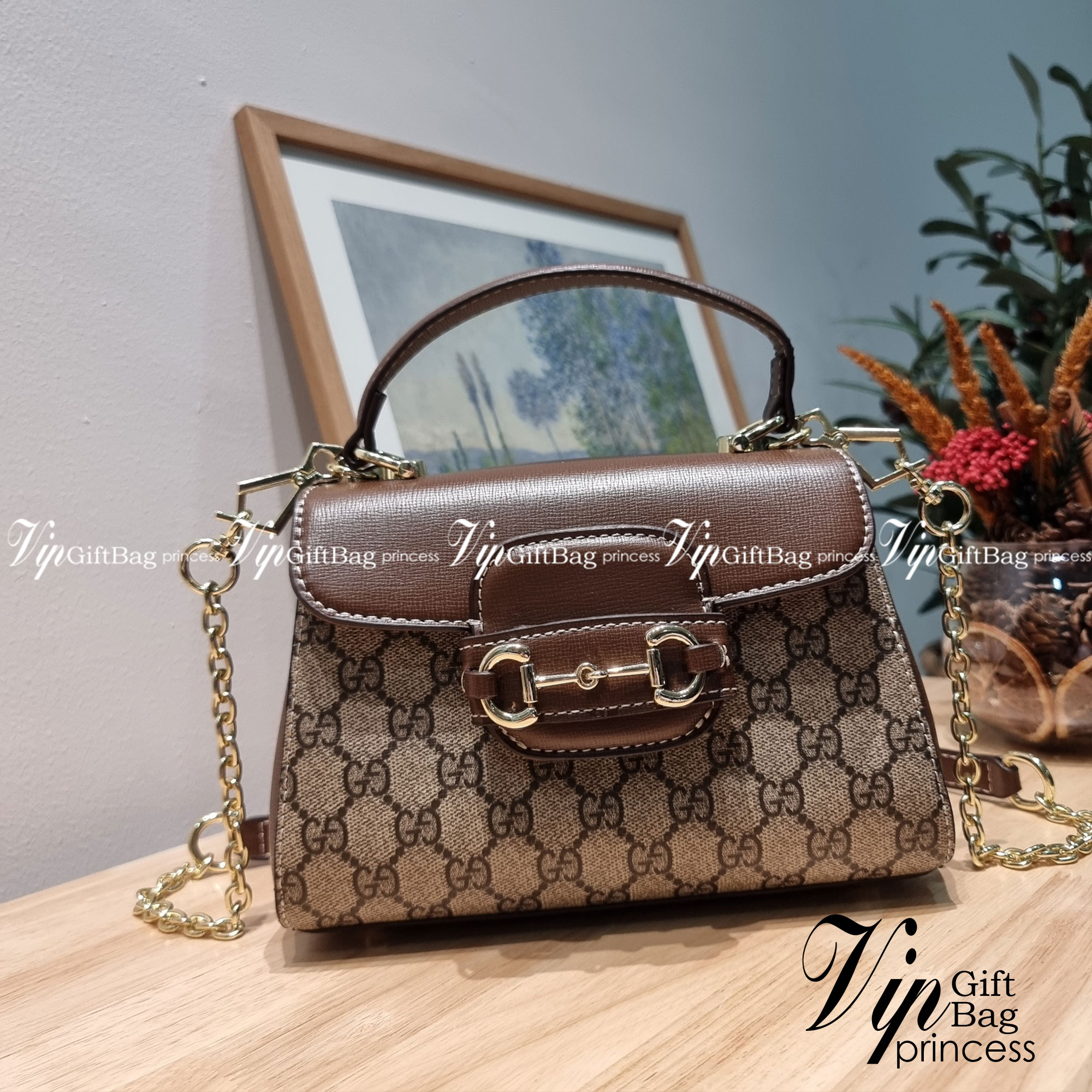 Gucci Horsebit 1955 mini bag / GG VINTAGE CROSSBODY BAG ใหม่จากพรีเมี่ยมกิ๊ฟสุดคุ้ม กระเป๋าสะพายข้าง สวยย้อนยุค ดีไซน์วินเทจแฝงความหรู วัสดุหนังแคนวาส เปิด-ปิดด้วยกระดุมแม่เหล็ก ภายในโล่งกว้าง แบ่งสัดส่วนไว้อย่างดี สายสะพายมีให้ 2 ถึงแบบ สลับใช้ได้ไม่มีเบ