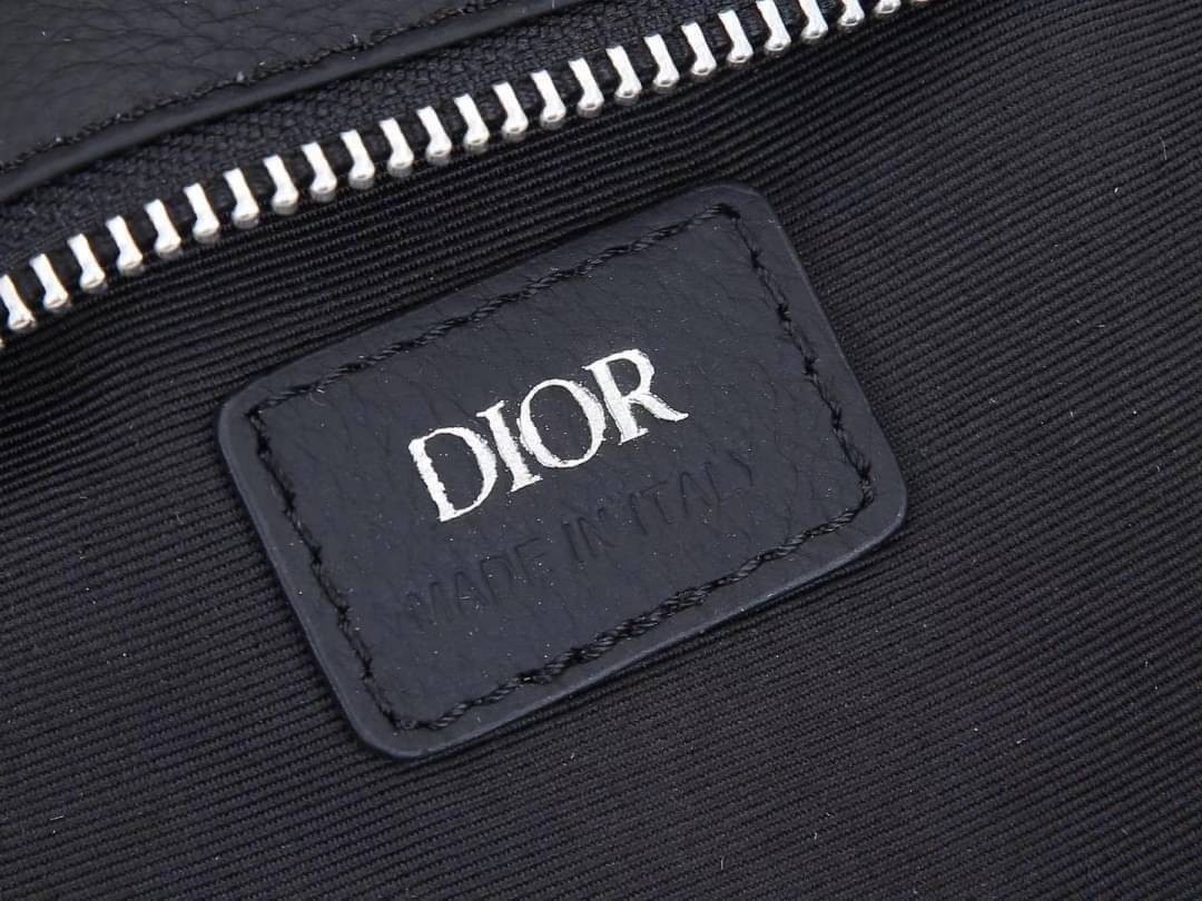 CHRISTIAN DIOR BLACK GRAINED CAFLSKIN MINI SADDLE BAG / Dior Men Bag เกรดใช้งานสลับของแท้ เกรดออริจินอล ภาพสินค้าถ่ายจากงานขายจริง ใช้งานต่างประเทศได้