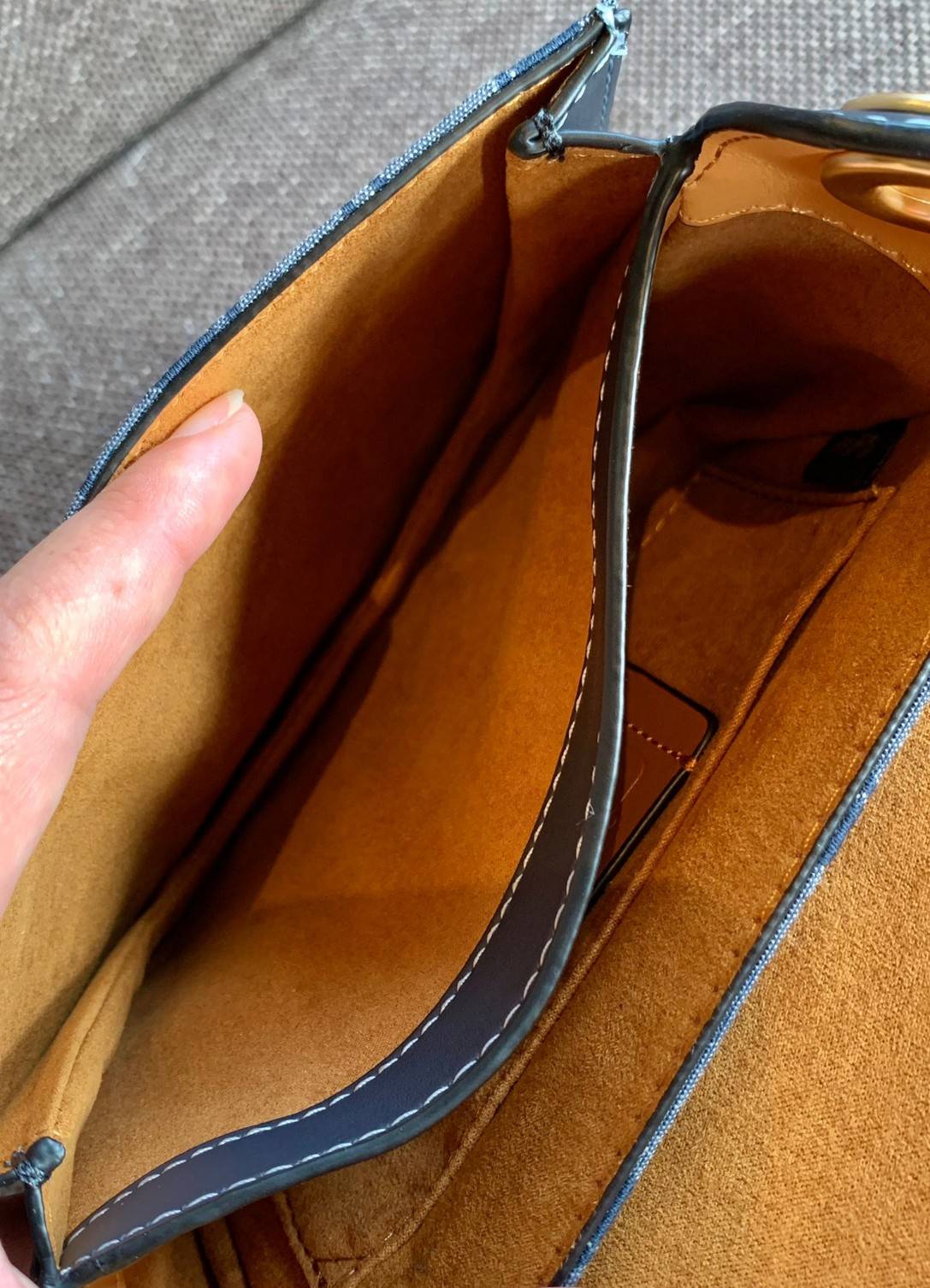 COACH KLEO IN SIGNATURE CHAMBRAY ((C8512)) / Kleo Shoulder Bag 23 In Signature Chambray 📣พร้อมส่งที่ไทย กับคอลเลคชั่นใหม่ล่าสุด ที่คุณต้องมี! สุดคุ้ม! กระเป๋าหิ้ว//ไคล้องไหล่//หรือสะพายข้างได้ วัสดุผ้า Chambray ทอลายแบรนด์ตัดขอบหนังแท้ได้สวยงามค่ะ