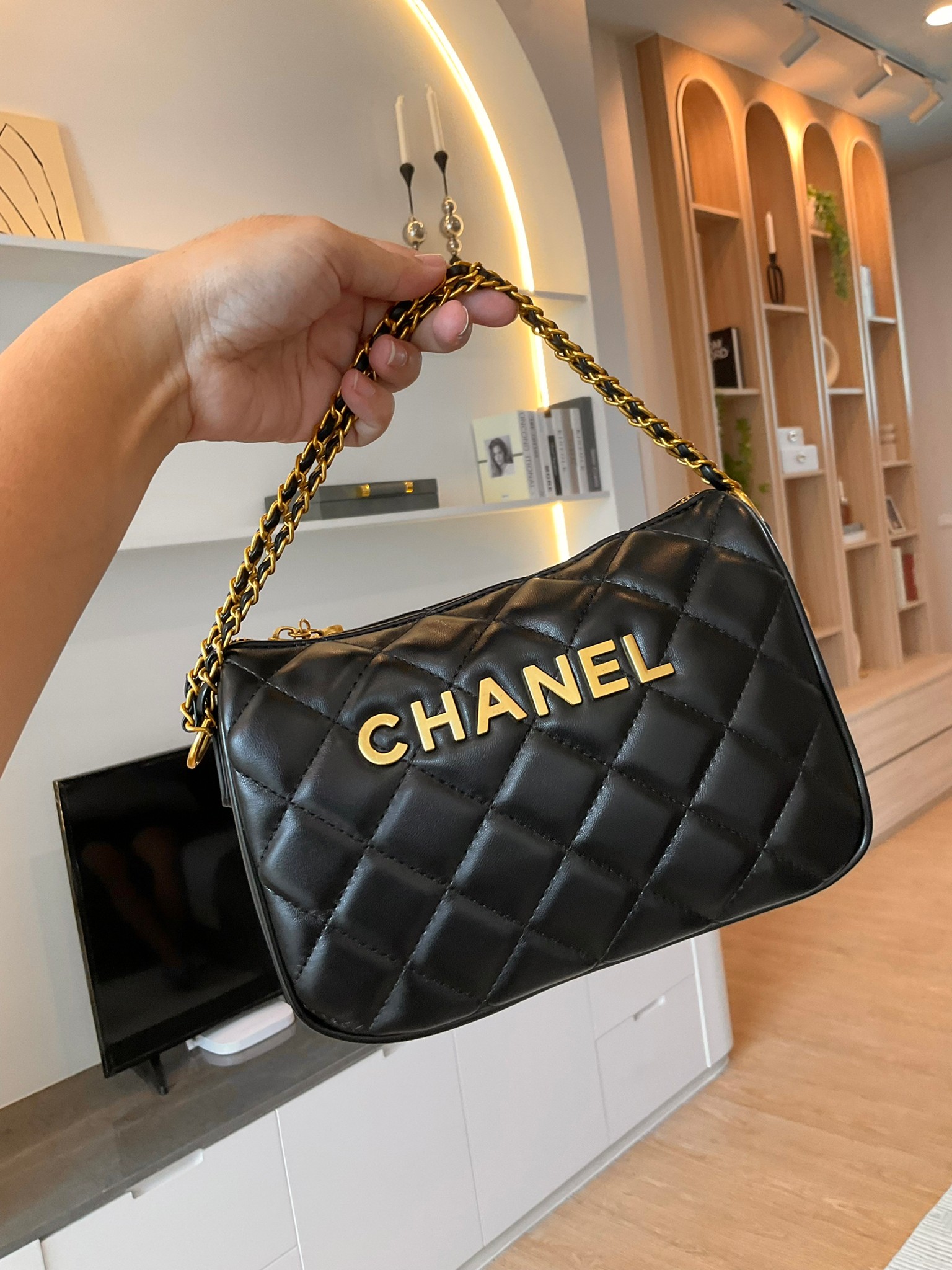 Chanel Crossbody bag black / CHANEL VIP GIFT CROSSBODY BAG กระเป๋าทรงสะพายข้าง ที่กำลังมาแรงมาในตอนนี้ ตัวกระเป๋าเป็นหนังพียูพรีเมี่ยม อะไหล่ทองวินเทจทั้งใบ ด้านหน้าประดับโลโก้แบรนด์ เปิดปิดด้วยซิปยาว ด้านในใส่กระเป๋าสตางค์ได้ถึงใบกลาง สามารถเป็นได้ทั้งกร