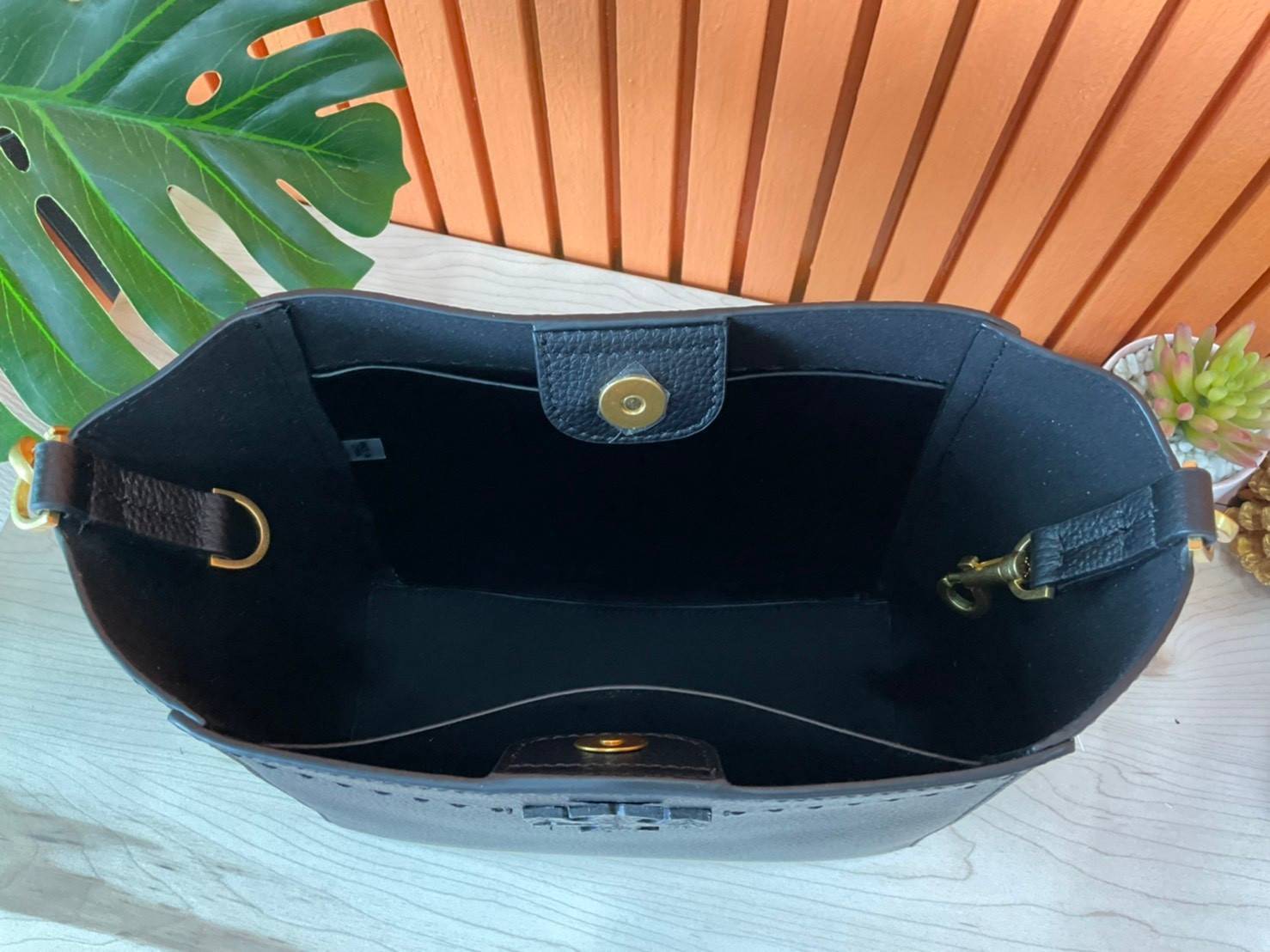 ของแท้ 💯% Tory Burch Mcgraw Hobo Bag TORY BURCH MCGRAW HOBO BAG รุ่น 51063 กระเป๋าสะพายไหล่ สะพายได้ 2 ทรง ทรงสวยไม่ตกเทรน ผลิตจากหนังแท้ หนังลูกวัว หนังนุ่ม หนังหอม น้ำหนักเบามากกก!! นิ่มสวยมากๆ