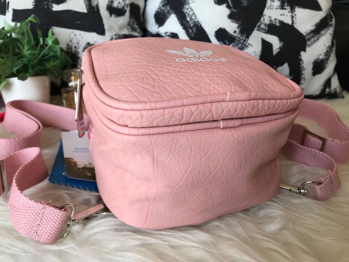 ADIDAS ORIGINALS CLASSIC MINI BACKPACK กระเป๋าเป้ทรงคลาสสิคไซส์มินิจากแบรนด์ adidas มาในขนาดกระทัดรัด น้ำหนักเบา พกพาสะดวกมากๆ วัสดุหนังนิ่มมือสุดๆ!! ทำความสะอาดง่าย เปิด-ปิดกระเป๋าด้วยซิป มีช่องหลักและช่องย่อยด้านหน้า หัวซิปปั๊มแบรนด์อะไหล่สวย ภายในกระเป