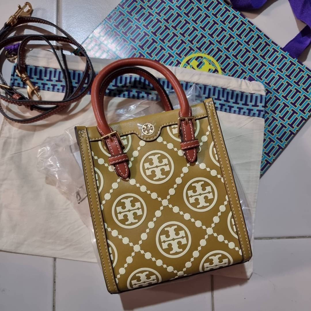 TORY BURCH T MONOGRAM EMBOSSED MINI TOTE สุดหรูกับกระเป๋าสะพายทรงโท้ท ไซส์มินิ ที่สร้างความหรูหราให้ตัวกระเป๋าด้วยดีเทลลายนูน แต่งแต้มลวดลายเอกลักษณ์ สีลูกคุณมากๆ!! วัสดุหนังแท้ ผิวสัมผัสดี ปากกระเป๋ามีแถบแม่เหล็กกันของหล่นได้ ภายในโล่ง ใส่ของจำเป็นได้ โท