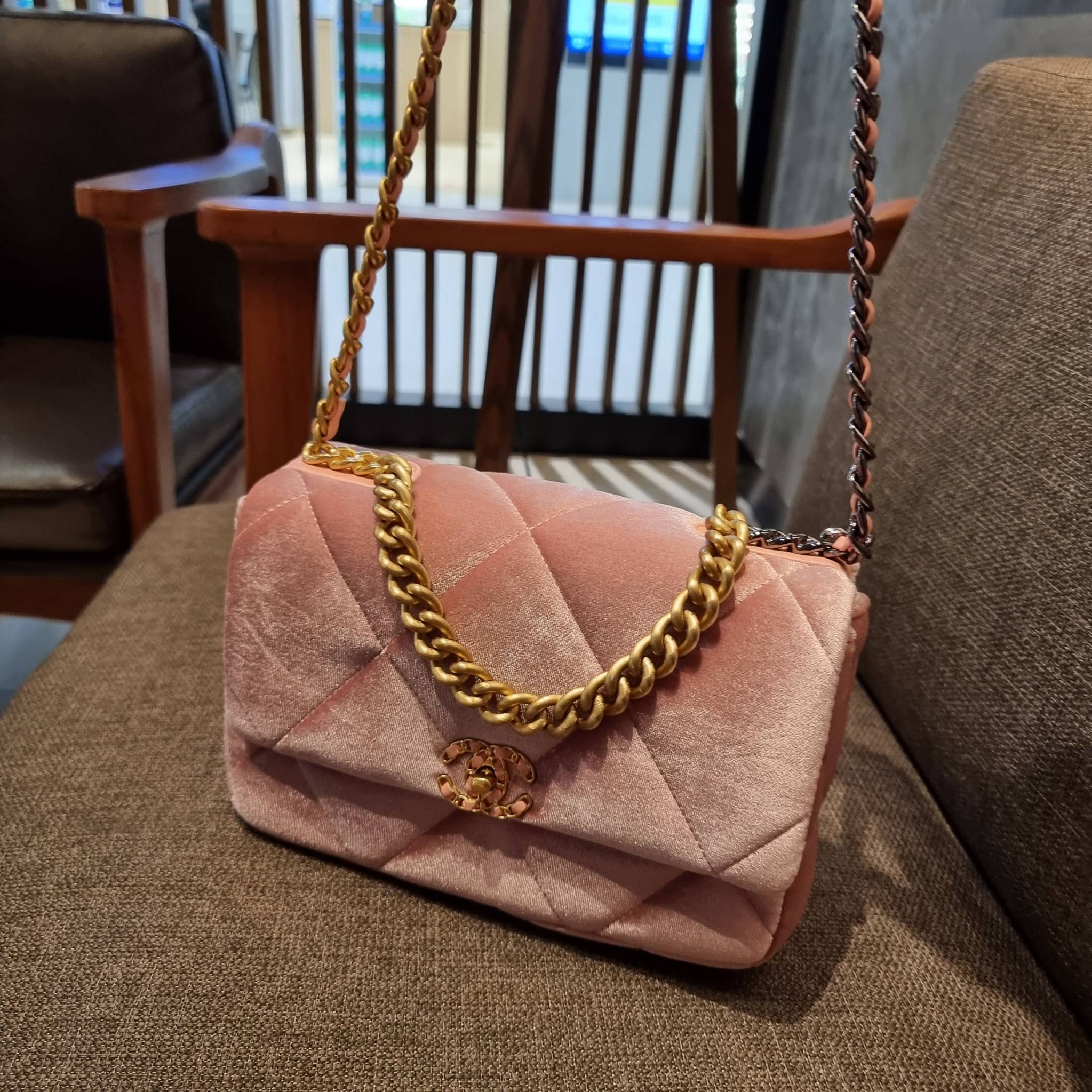 ไม่มองไม่เหลียวไม่ได้แล้ว!! ความหรูที่โดดเด่นจากผ้ากำมะหยี่ สร้างดีเทลผู้ดี ลูกคุณมากๆ Chanel vip boutique กระเป๋าสะพายจาก duty free ในราคาสุดประหยัด!! ดีไซน์เลิศ ตกแต่งด้วยโซ่ทูโทน ลงตัวแบบไม่มีที่ติ เปิด-ปิดด้วยตัวบิดล็อค ภายในโล่งกว้าง ใส่กระเป๋าสตางค์