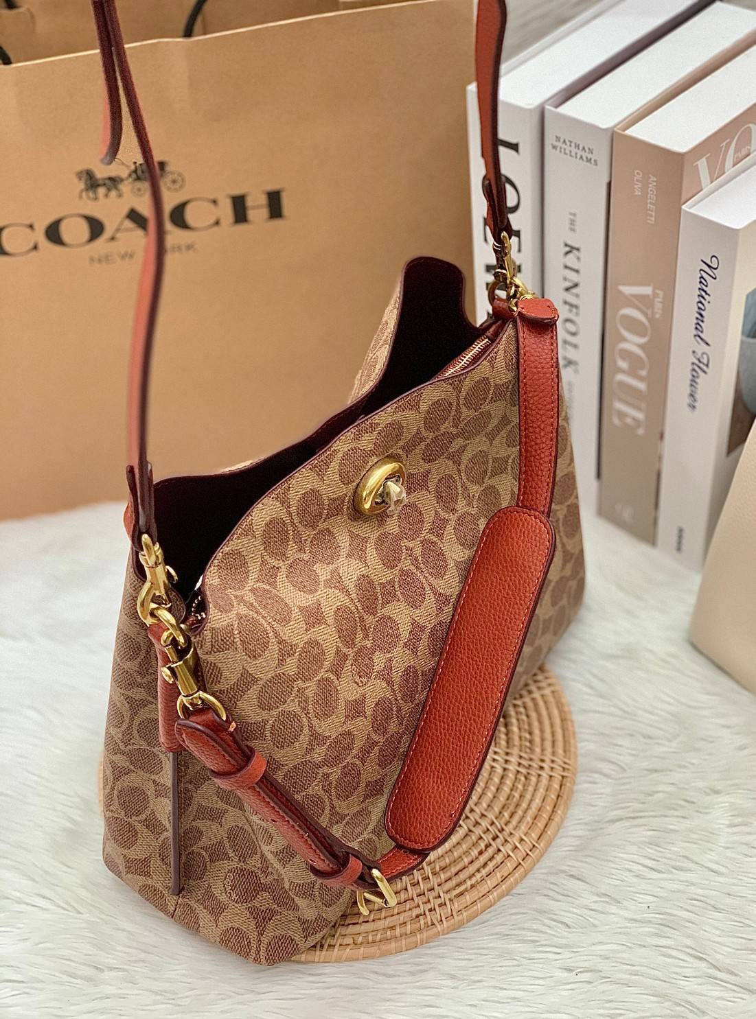 COACH WILLOW SHOULDER BAG ((C2745//C2590//C2621)) พร้อมส่งที่ไทย รุ่นแนะนำค่ะ🔥🔥 🔺กระเป๋าหิ้ว//คล้องไหล่//สะพายข้าง สุดคุ้ม! หนังแท้ชั้นดี ได้ไปหลงรักแน่นอนค่ะ หนังสวยมากๆ😘 🔺ตัวกระเป๋าแบ่งเป็นสองช่องหลัก ด้านนึงเป็นแ