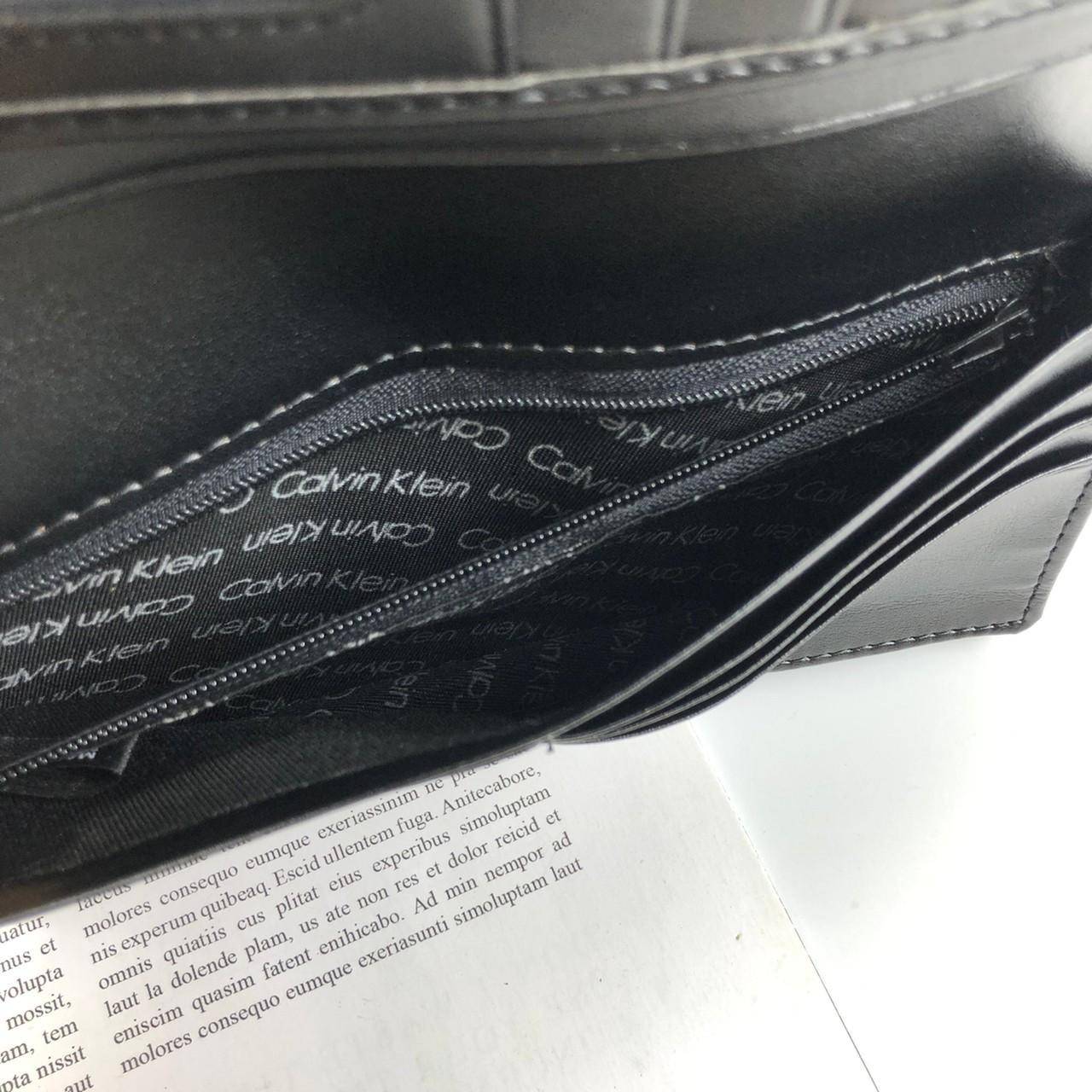 ของแท้ 💯% 】Calvin Klein Secretary with Interior Zipper กระเป๋าสตางค์ใบยาว ลายสานรอบใบ ภายในมีช่องใส่ธนบัตร ช่องใส่บัตรหลายช่อง และช่องซิปสำหรับใส่เหรียญ จะมอบเป็นของขวัญหรือใช้เองก็แนะนำเลยค่ะ