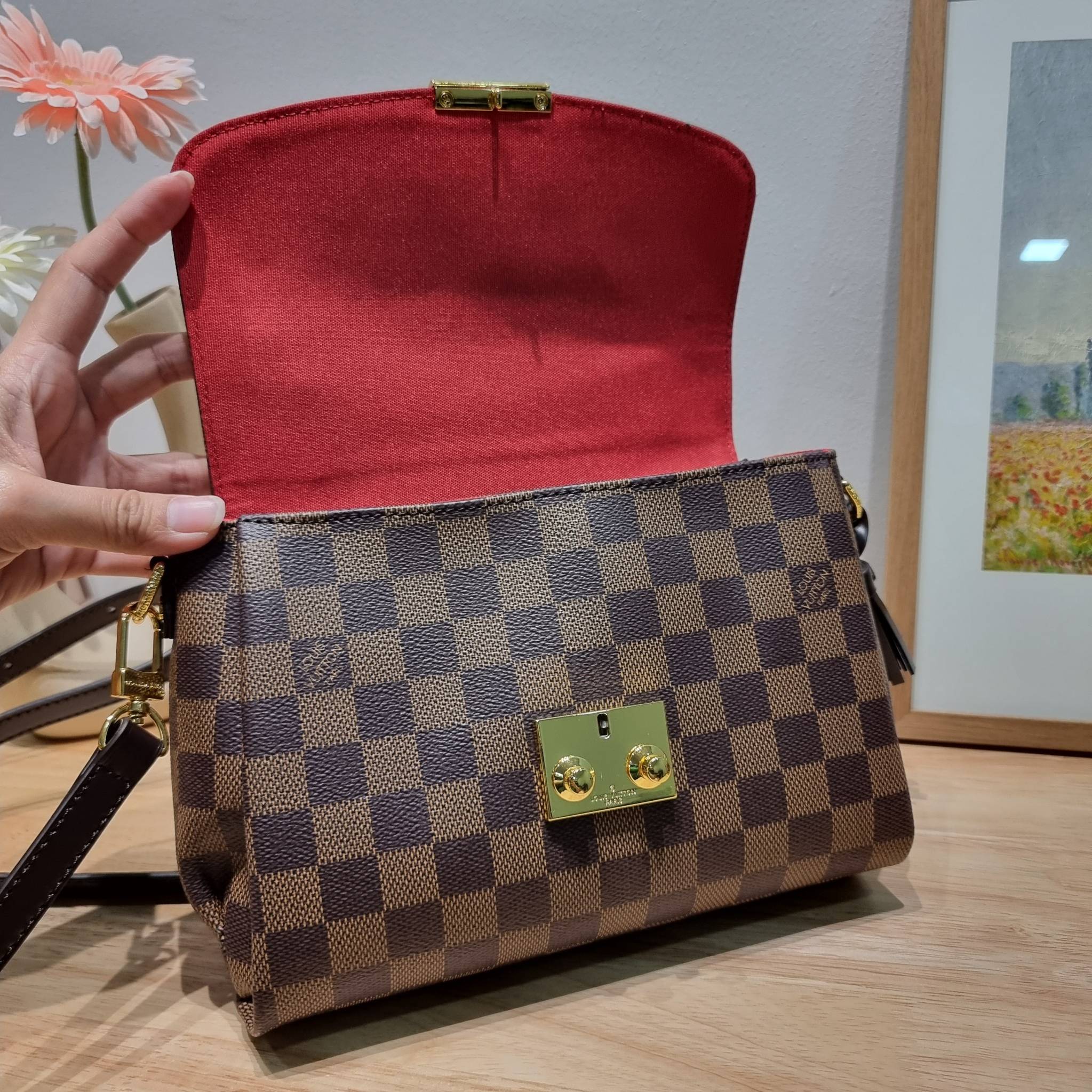 LV CROISETTE CROSSBODY BAG ให้สาวๆได้สวย ในราคาจับต้องได้ กับกระเป๋าสะพายข้าง ดีไซน์ลวดลายตารางเอกลักษณ์ คลาสสิคแต่ดูผู้ดี วัสดุหนังแคนวาส เปิด-ปิดด้วยตัวล็อคแน่นหนา ภายในโล่งกว้าง ใส่ของสำคัญได้ครบถ้วน สายสะพายถอดออกได้ ปรับได้ มีหูจับในตัว ถือเก๋ๆ หรือจ