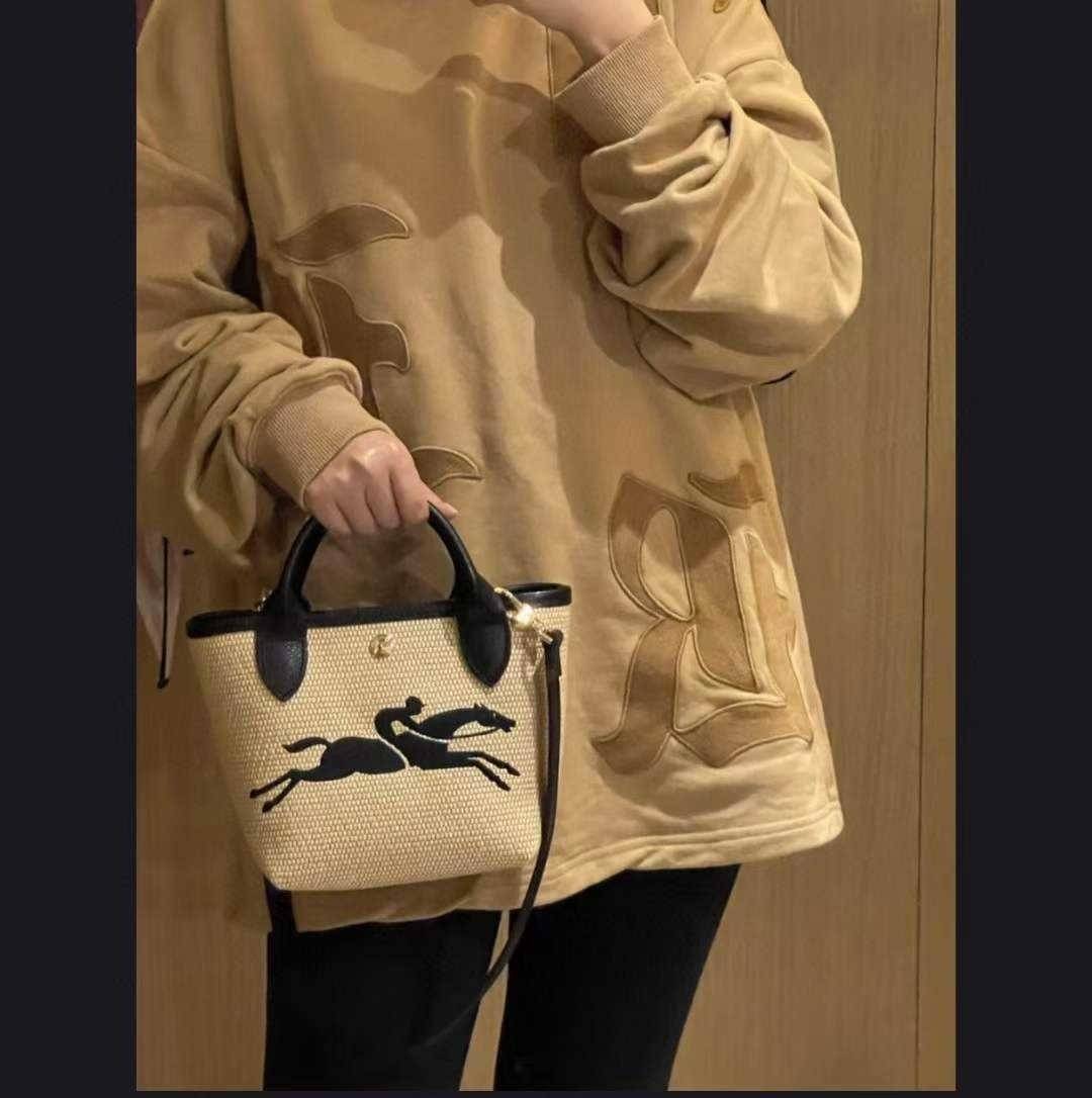 Longchamp Le Pliage Paris-St Tropez Handtasche มาแร้ววววใหม่ล่าสุดนุ้งมินิ ตัลร๊ากกก วัสดุสาน ด้านหน้าปักโลโก้ม้าอันเป็นสัญลักษณ์ของแบรนด์ ทนทานแข็งแรง ใบมินิ น้ำหนักเบา จุของได้เยอะ ใส่กระเป๋าตังค์ โทรศัพท์ iphone+ ได้ ภายในโล่ง มีสายสะพายไหล่ Crossbody 