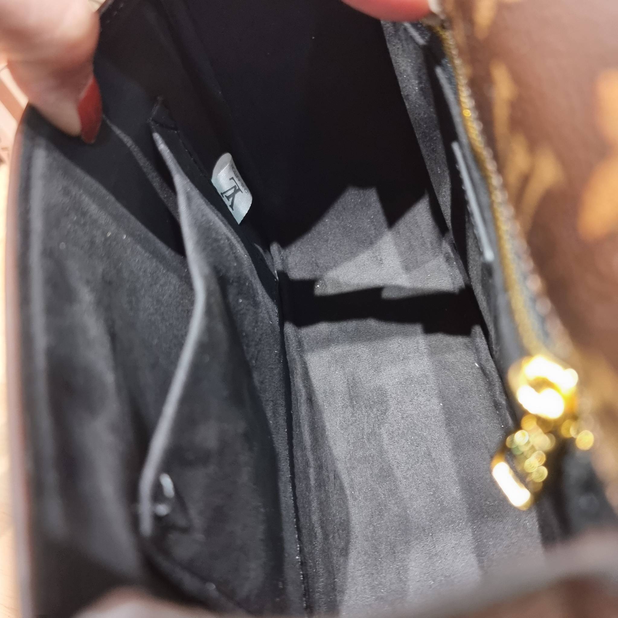 LV EDEN FLEECE bag / LV CROSSBODY HAND BAG กระเป๋าสะพายดีไซน์ใหม่ แรร์ไอเท็มที่สาวๆต้องมี! ดีไซน์ตกแต่งขนฟูนุ่ม วัสดุหนังแคนวาส เปิด-ปิดกระเป๋าด้วยอะไหล่กดล็อค ภายในเป็นช่องโล่ง มีช่องซิปแยก มีหูจับในตัวและสายครอสบอดี้มาให้ ใช้งานง่าย เหมาะกับทุกสไตล์การแ