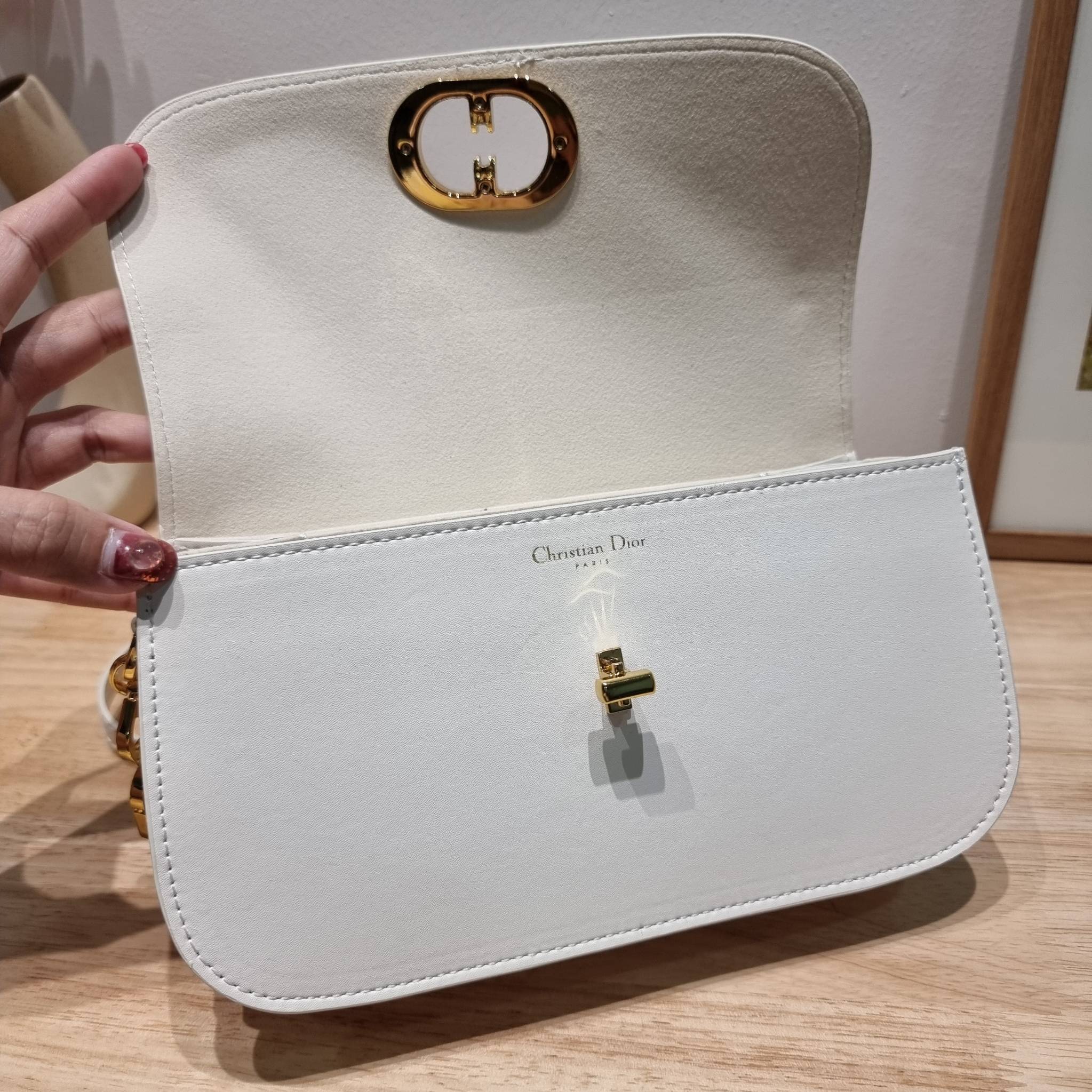 DIOR 30 MONTAIGNE AVENUE BAG สวยหรู ดีเทลแพง ต้องยกให้ไอเท็มนี้เลย กับกระเป๋าสะพายข้าง รุ่นที่ใครเห็นเป็นต้องรัก