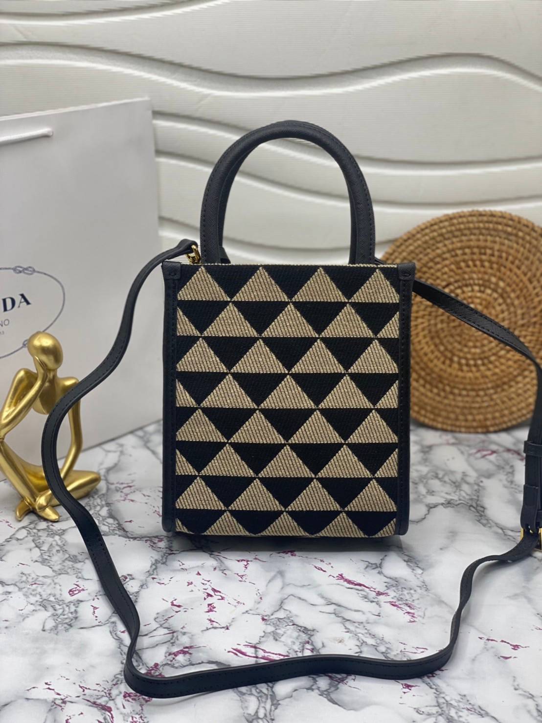 PRADA Symbole jacquard fabric micro bag / Prada triangle ไซส์มินิ แบบใหม่ล่าสุดจากแบรนด์ดัง จัดให้แบบเลิศๆ กับกระเป๋าทรงโท้ท สวยเอกลักษณ์ ภายในโล่งกว้างมาก ใส่ของแบบแน่นๆ จุๆไปได้เลย หมดห่วง!! และยังมีสายครอสบอดี้มาให้ จะสะพายชิคๆคูลๆ จะถือแบบปังๆ ก็เอาอย