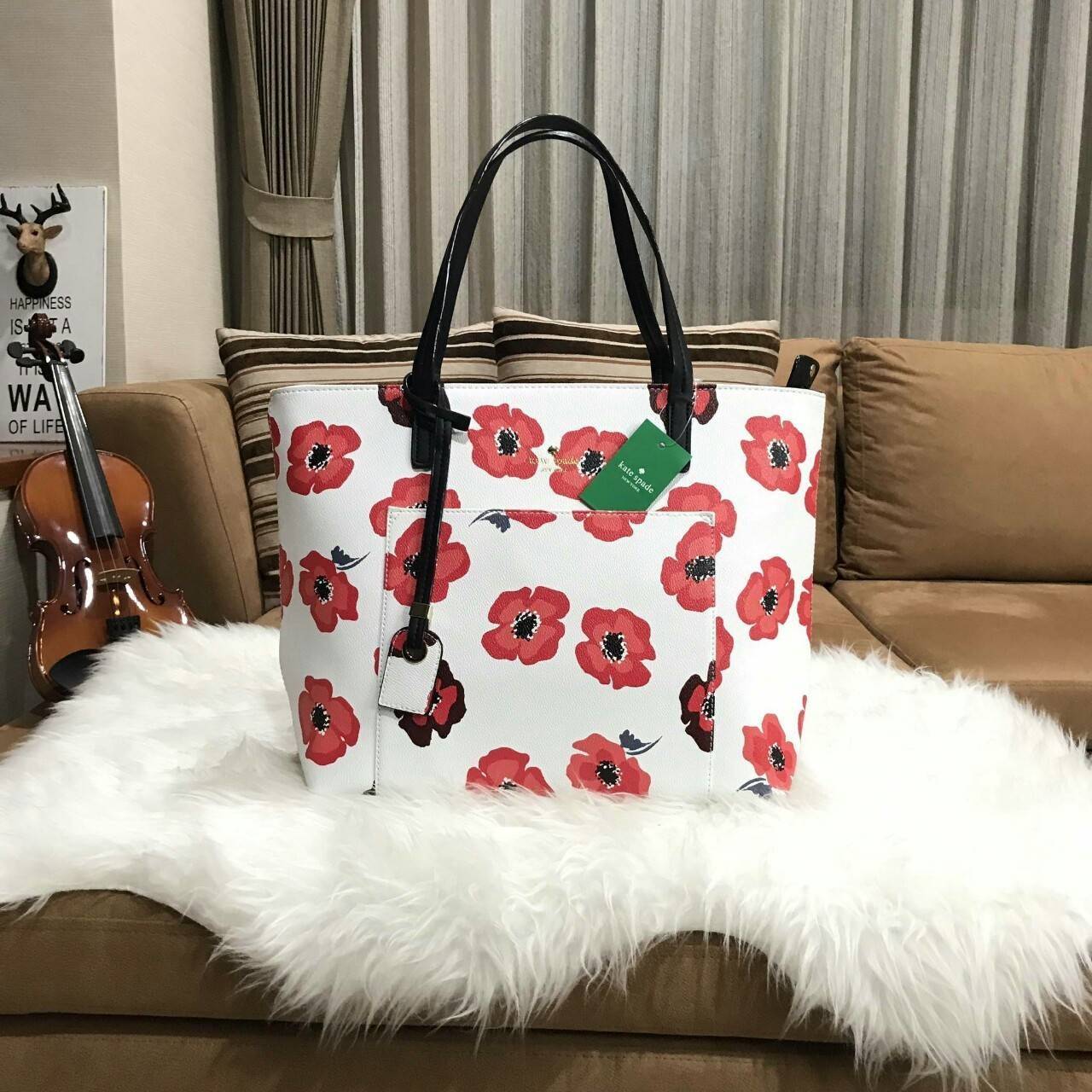 SPADE New York Hyde Lane Poppies Riley Rose Tote Bag กระเป๋าสะพายทรง Tote Bag หนังสวยอยู่ทรงคอลเลคชั่นดอก Poppies ห้อย TAG ที่หูกระเป๋าด้านหน้าประดับโลโก้ มีช่องหน้าใส่ของได้ ภายในมีช่องซิปและช่องใส่มือถือ กว้างและจุ ตัวจริงสวยน่าใช้ สาวๆ ห้ามพลาดค่ะ!
