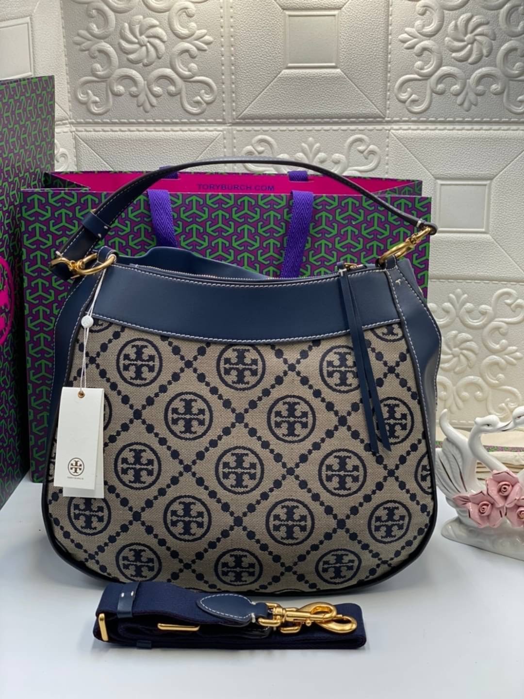 Tory burch t monogram jacquard drawstring hobo กระเป๋าถือและสะพายข้างทำจากผ้าใบ jacquard ตัดด้วยหนังแท้ อีกหนึ่งคอลเลคชั่นจาก T monogrameที่ออกแบบมาในรูปทรงกระเป๋า hobo ทรงสวย มีสไตล์เป็นทรงที่สาวๆนิยมใช้