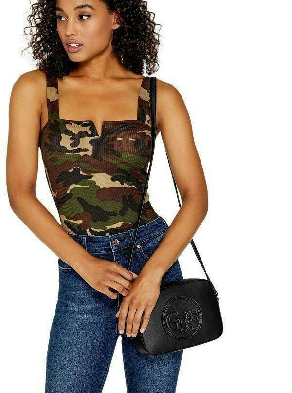 GUESS ANGELEA LOGO CROSSBODY กระเป๋าสะพายหนังซาฟิโน่ทรงตั้งสวย ด้านหน้าติดโลโก้แบรนด์ทรงกลมนูน เปิดปิดด้วยซิป ด้านในโล่งกว้าง มีช่องซิปเล็ก สามารถใส่กระเป๋าสตางค์ใบยาว มือถือ ของจุกจิกได้เยอะ ขนาดกำลังดี สะพายได้เท่ห์ๆเข้าได้กับทุกชุดเลยนะคะ