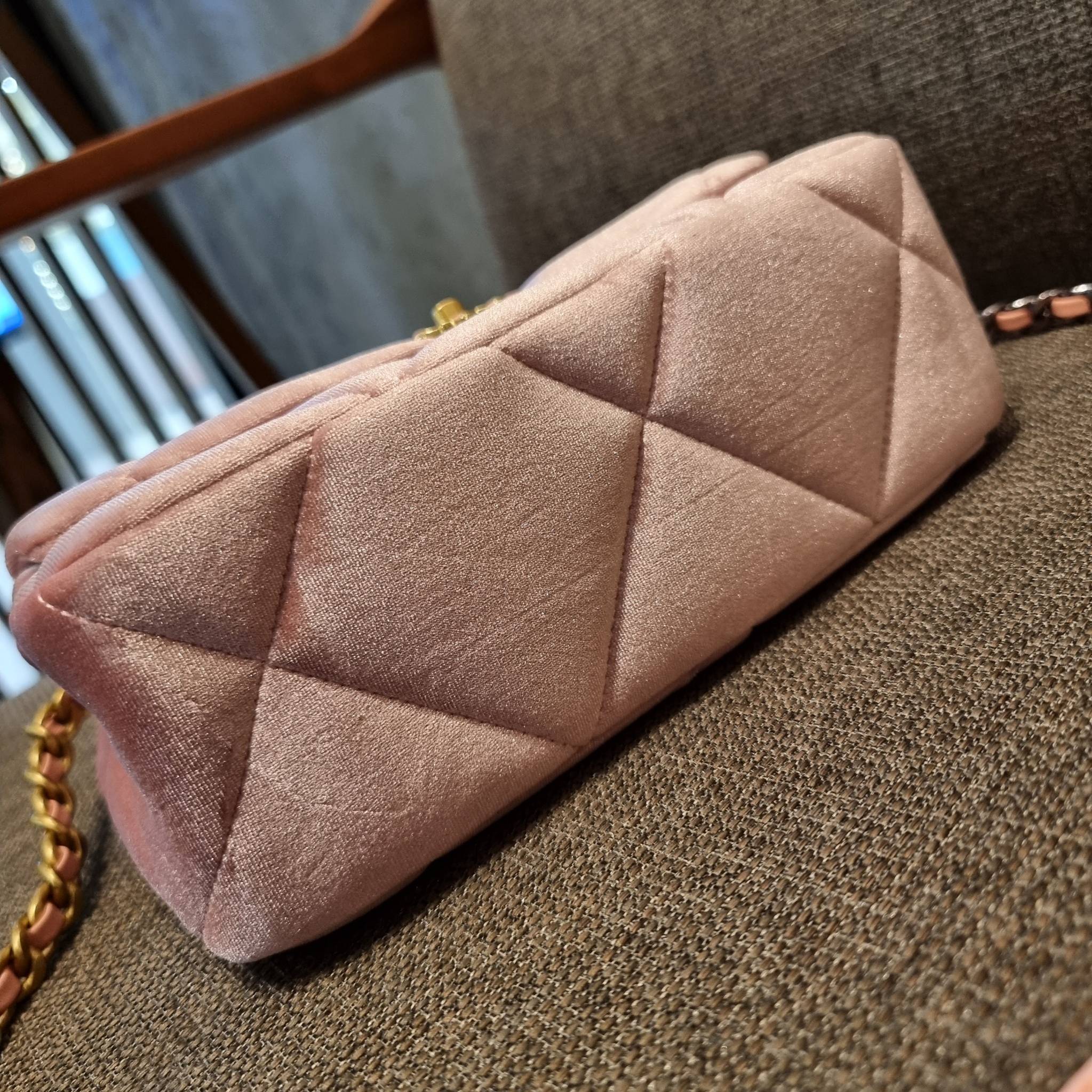 ไม่มองไม่เหลียวไม่ได้แล้ว!! ความหรูที่โดดเด่นจากผ้ากำมะหยี่ สร้างดีเทลผู้ดี ลูกคุณมากๆ Chanel vip boutique กระเป๋าสะพายจาก duty free ในราคาสุดประหยัด!! ดีไซน์เลิศ ตกแต่งด้วยโซ่ทูโทน ลงตัวแบบไม่มีที่ติ เปิด-ปิดด้วยตัวบิดล็อค ภายในโล่งกว้าง ใส่กระเป๋าสตางค์