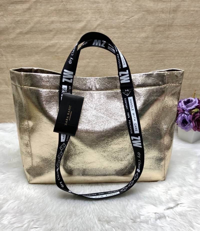 New in!!! ZARA HANDLE BAG Best seller !!! พร้อมส่งรุ่นใหม่ล่าสุดปี 2018 กระเป๋าถือหรือสะพายข้าง วัสดุหนังเมทาลิค น้ำหนักเบา ดีไซด์แบบเรียบแต่ดูเก๋ค่ะ รุ่นนี้โดดเด่นตรงสายของกระเป๋า สายพิมตัวอักษรสีขาว ปล่อยสายยาวลงมา รวบเป็นแบบสะพายข้างได้นะคะ เปิดปิดกระเ