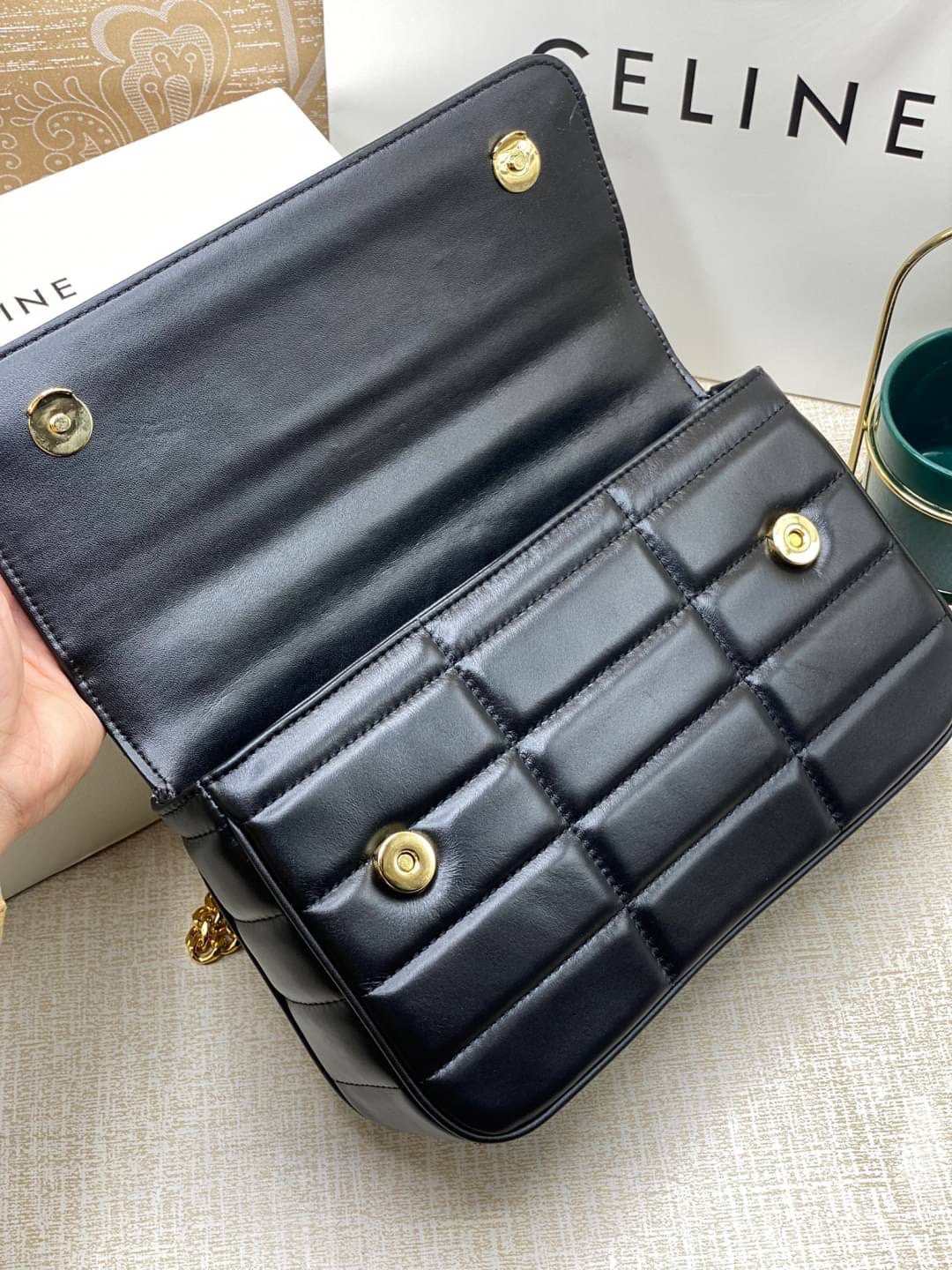 CELINE CHAIN SHOULDER BAG MATELASSE MONOCHROME ภาพสินค้าถ่ายจากงานขายจริง ใช้งานต่างประเทศได้