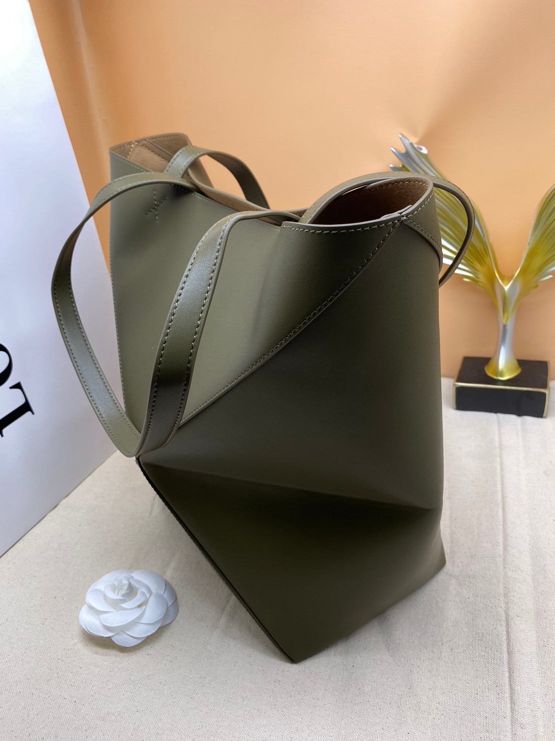 LOEWE Puzzle Fold Tote in shiny calfskin / LOEWE TOTE BAG 27cm พร้อมส่ง กระเป๋าทรงโท้ทใบใหญ่ ใช้งานง่ายเรียบหรู จุของได้เยอะ หนังเรียบสวยอยู่ทรงมาพร้อมสายสะพายยาวถอดได้ พับเก็บได้เป็นเอกลักษณ์