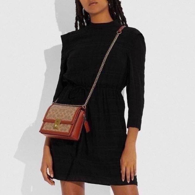 COACH 3492 HUTTON SHOULDER BAG IN SIGNATURE CANVAS sold out ไปกันทั่วหน้าในหลายประเทศ กับกระเป๋าสะพายที่สุดของความหรู ดีไซน์คลาสสิควินเทจ ลูกเล่นสีแทนสนิมตัดกับอะไหล่สีทองเหลืองดูย้อนยุคและหรูหรา วัสดุหนังแคนวาสสลับหนังแท้ สายสะพายโซ่สลับหนัง ปรับสะพายได้